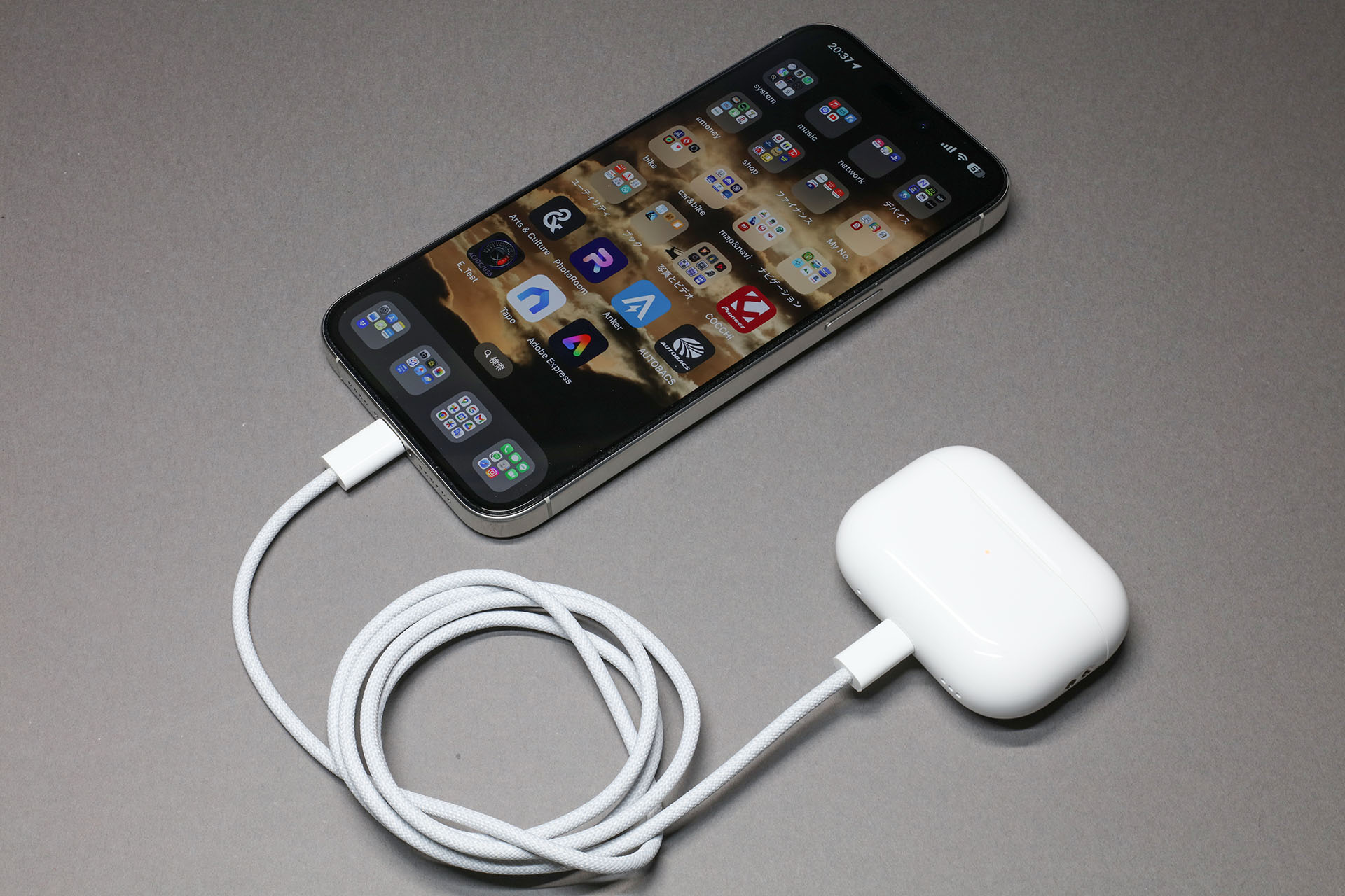 iPhone 15 Pro MaxとAirPods ProをUSB-C/Lightning接続。これだけでAirPods Proが充電される。同様に、Lightning端子タイプの外部機器も充電できる。