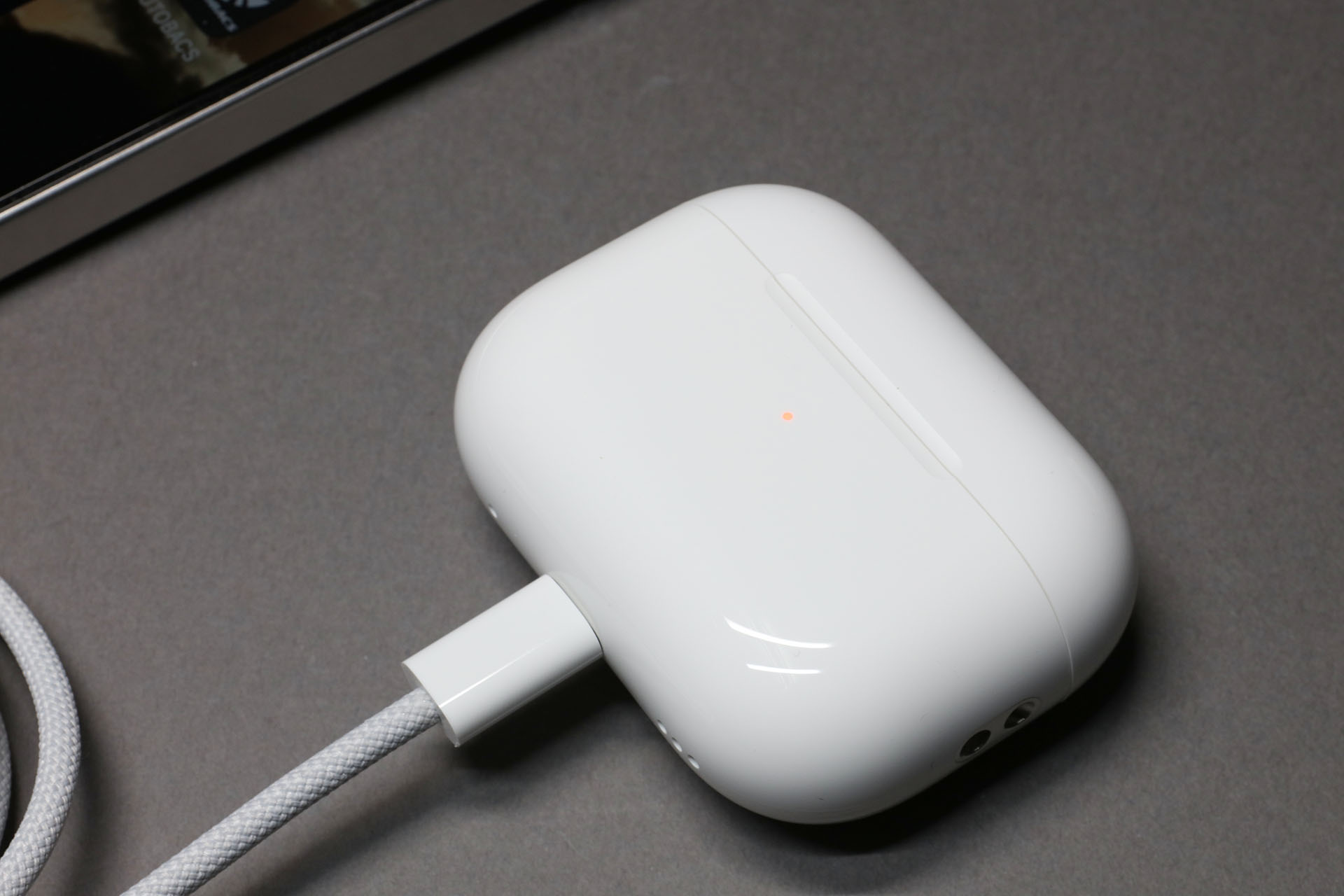 AirPods Pro側のLEDインジケーターが点灯して充電されていることがわかる。