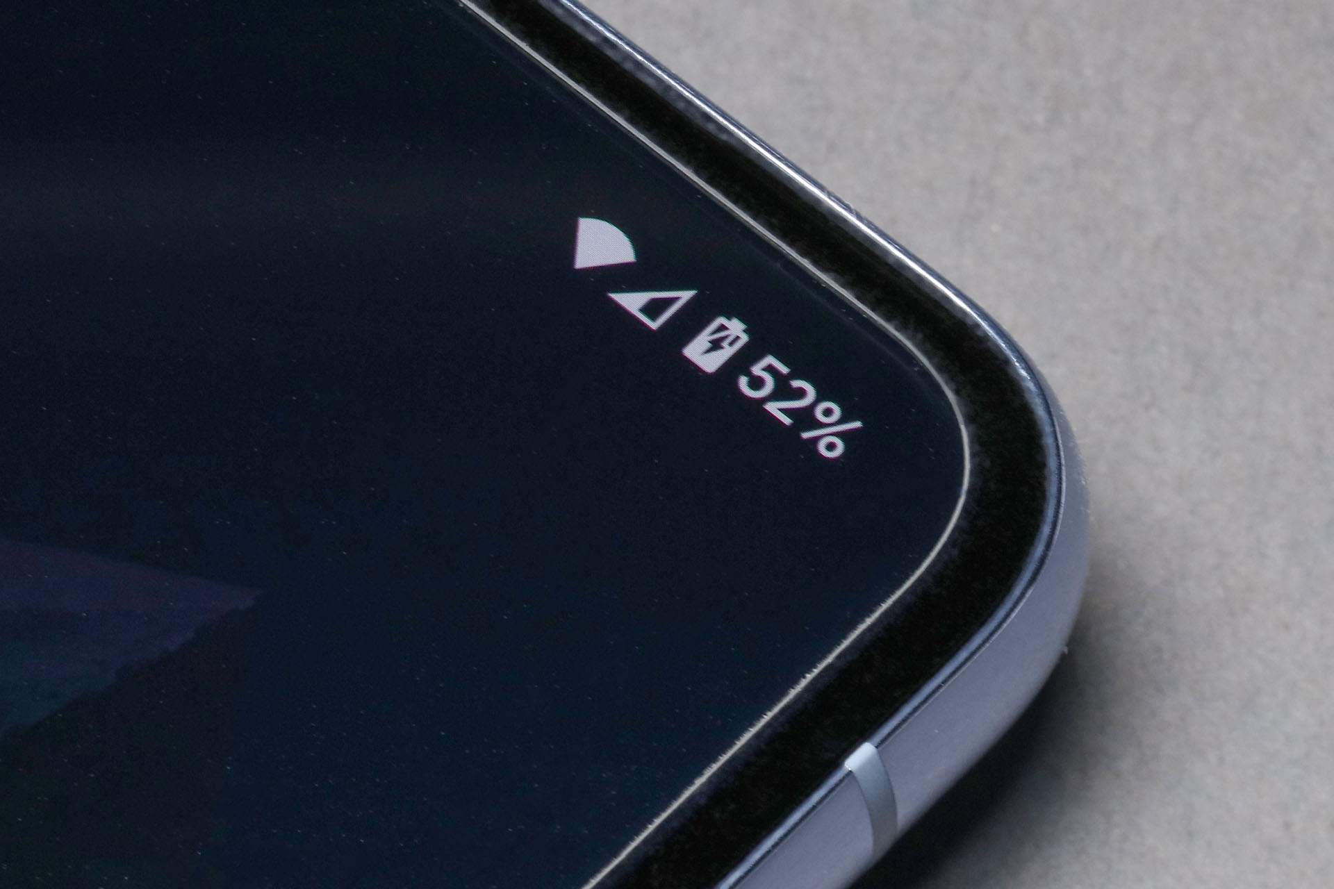 Google Pixel 8 Proの電池マークが変わり、充電中であることが示された。……ちょっとiPhone 15 Pro Maxのダンナ、Google Pixel 8 Proのヤツにバッテリー吸われてますぜ！　いんですかい？　てゅーか、ほかのスマートフォンに対しても充電できるョ！