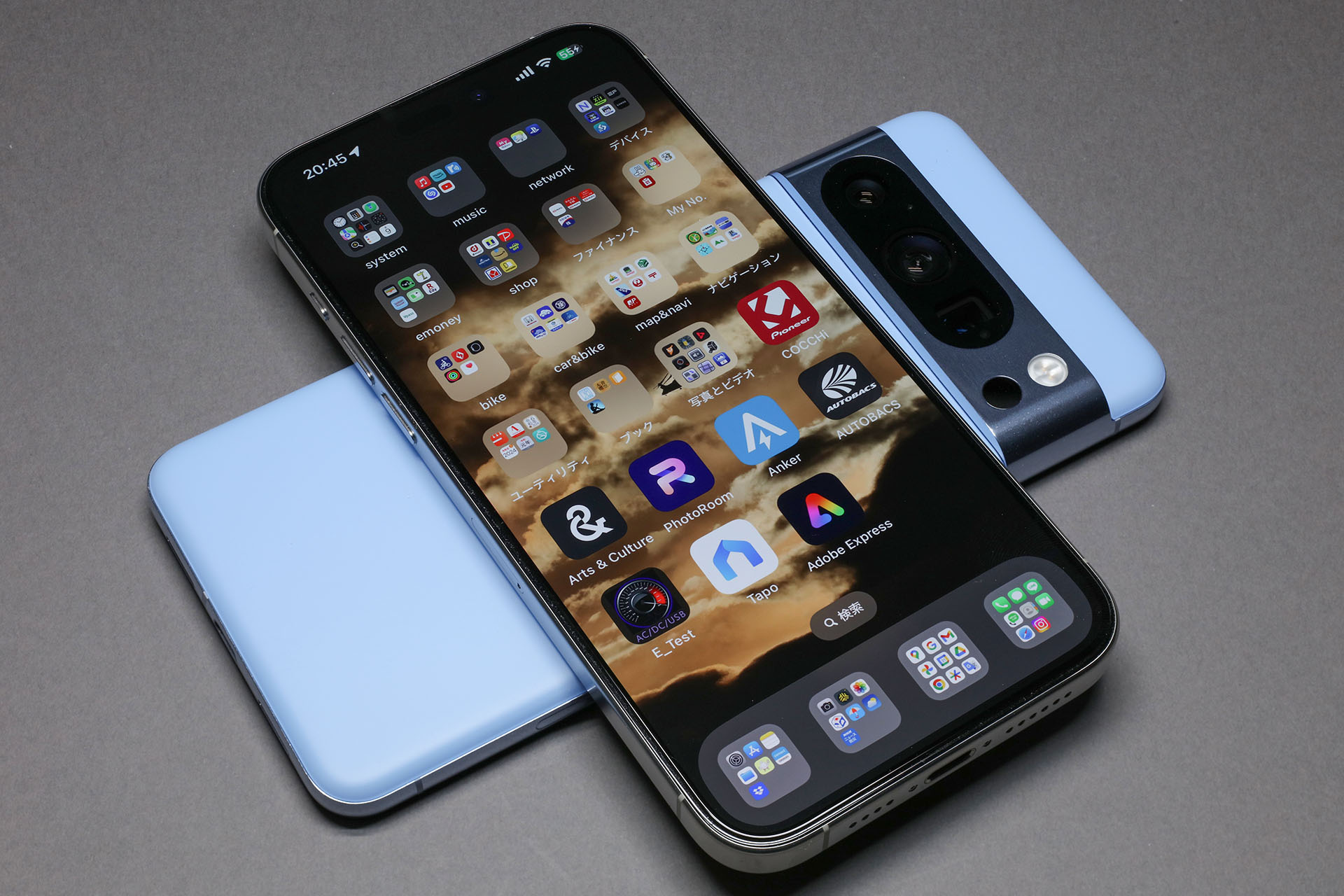 iPhone 15 Pro Maxを置いてみると……。