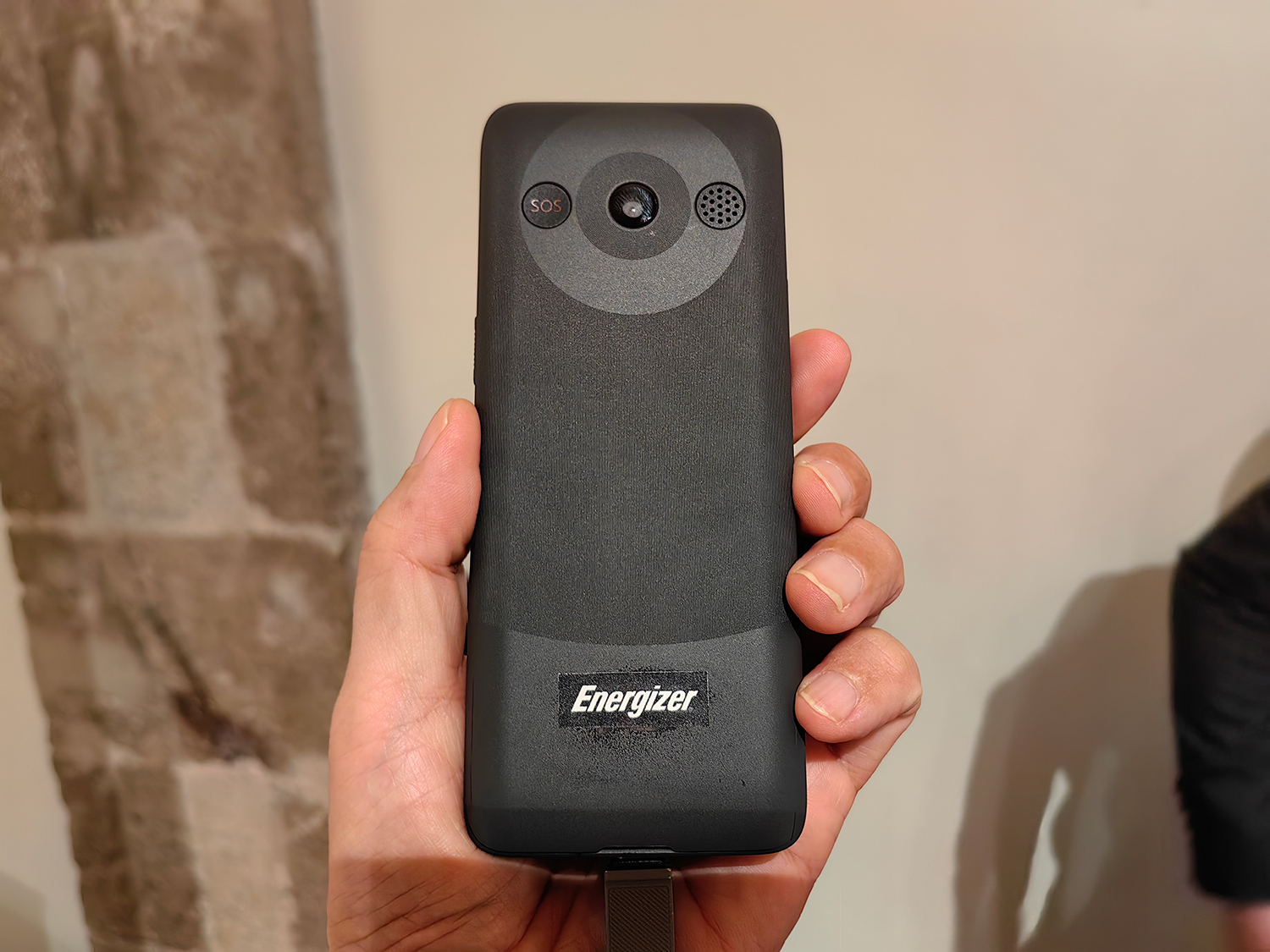 背面にはSOSボタンもある