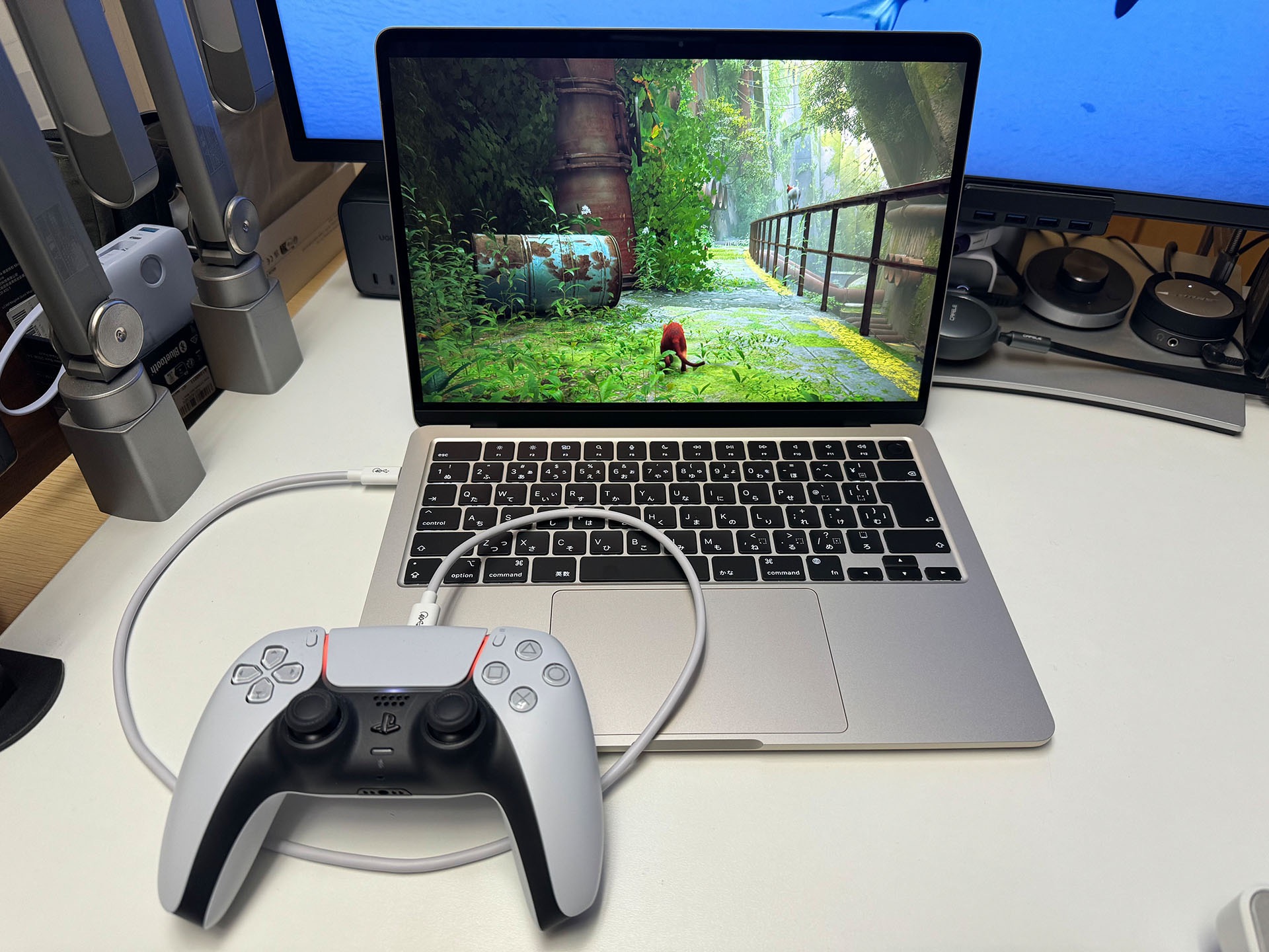 MacBook Airで3D猫ゲー「Stray」をプレイ。PS5用ワイヤレスコントローラー「DualSense」はUSB接続した。