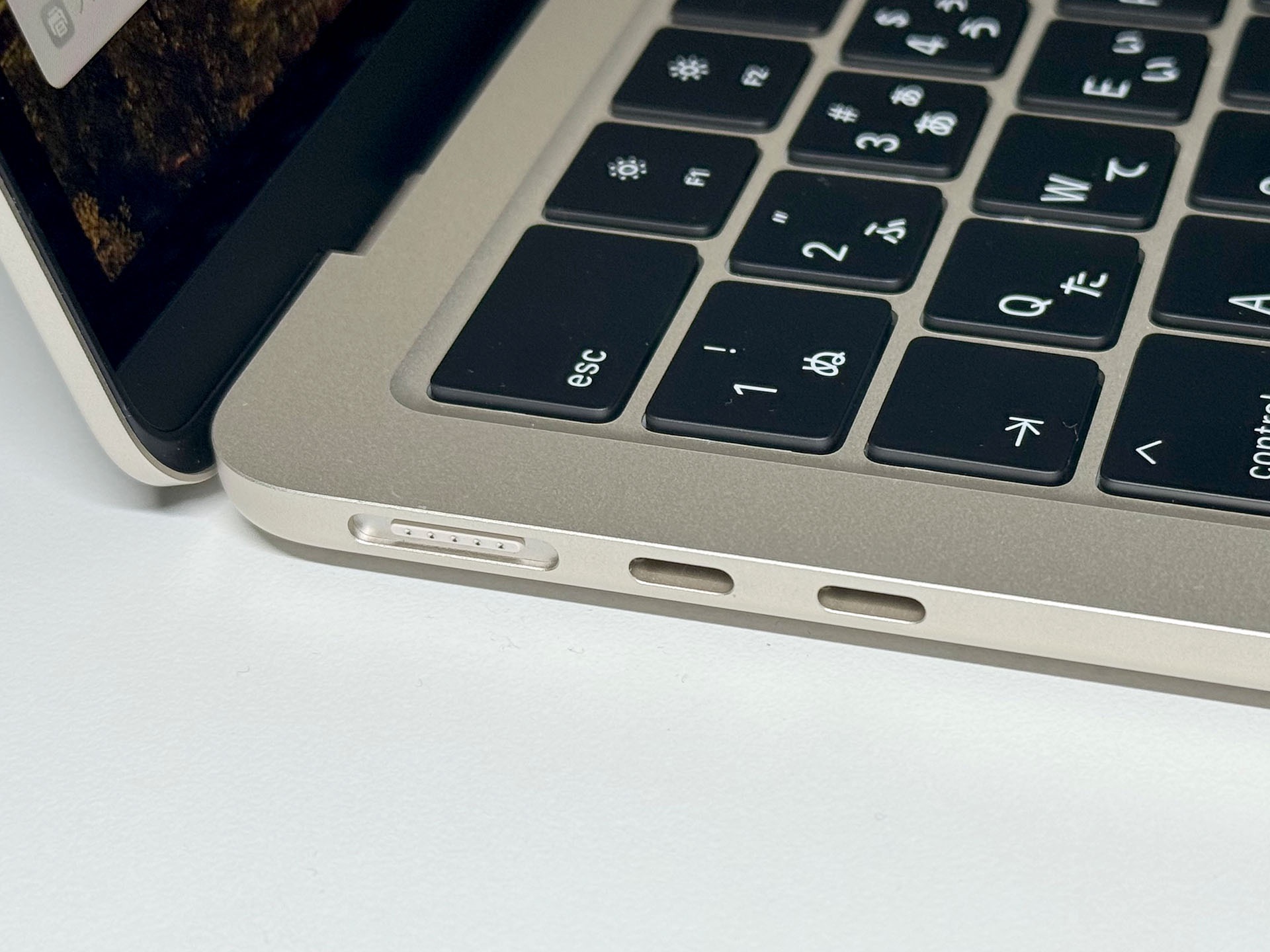 MacBook Airのインターフェースは、左側にマグネット吸着充電ポートのMagSafe 3とThunderbolt/USB 4ポート×2。13インチも15インチも同様だ。