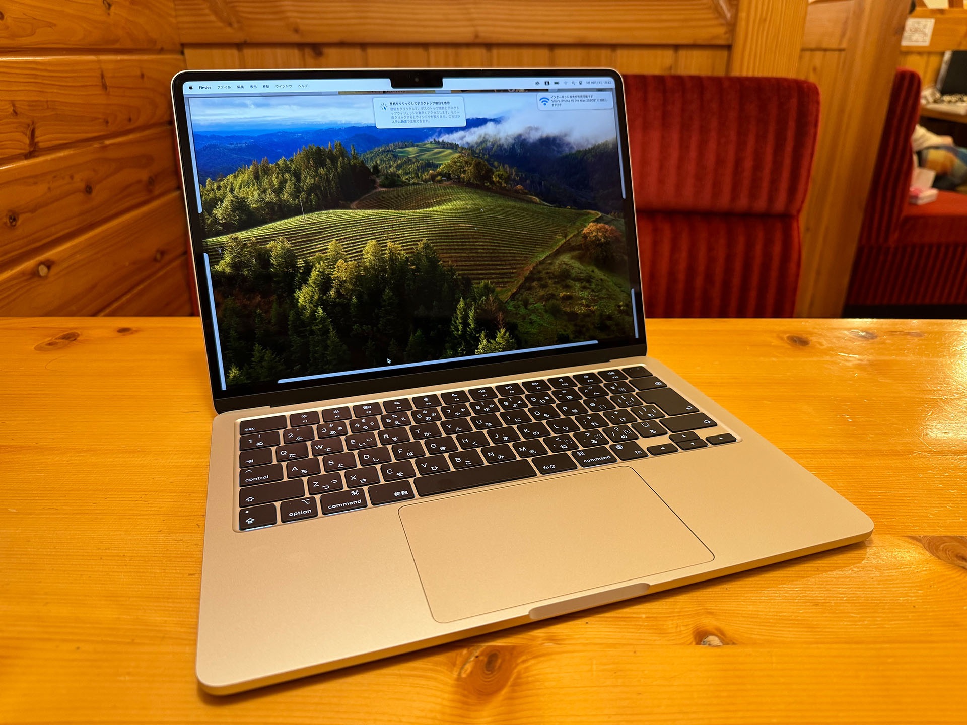 パカッと開いてスリープから復帰。指紋認証のTouch IDが使えるので、指先ひと当てでパッとスリープを解除できる。