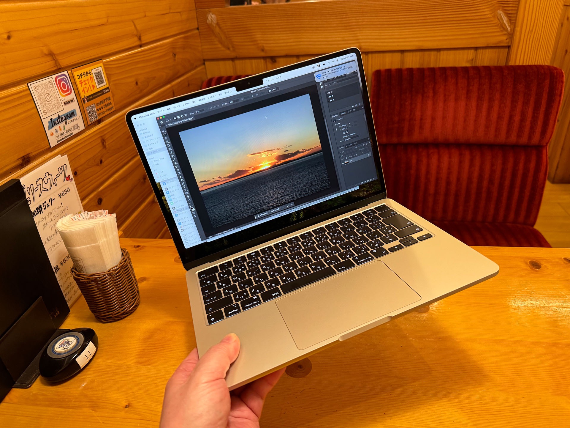 片手で持ち上げられる重量なので、店員さんが「お待たせしましたー」って来てもすぐテーブルを空けられる。