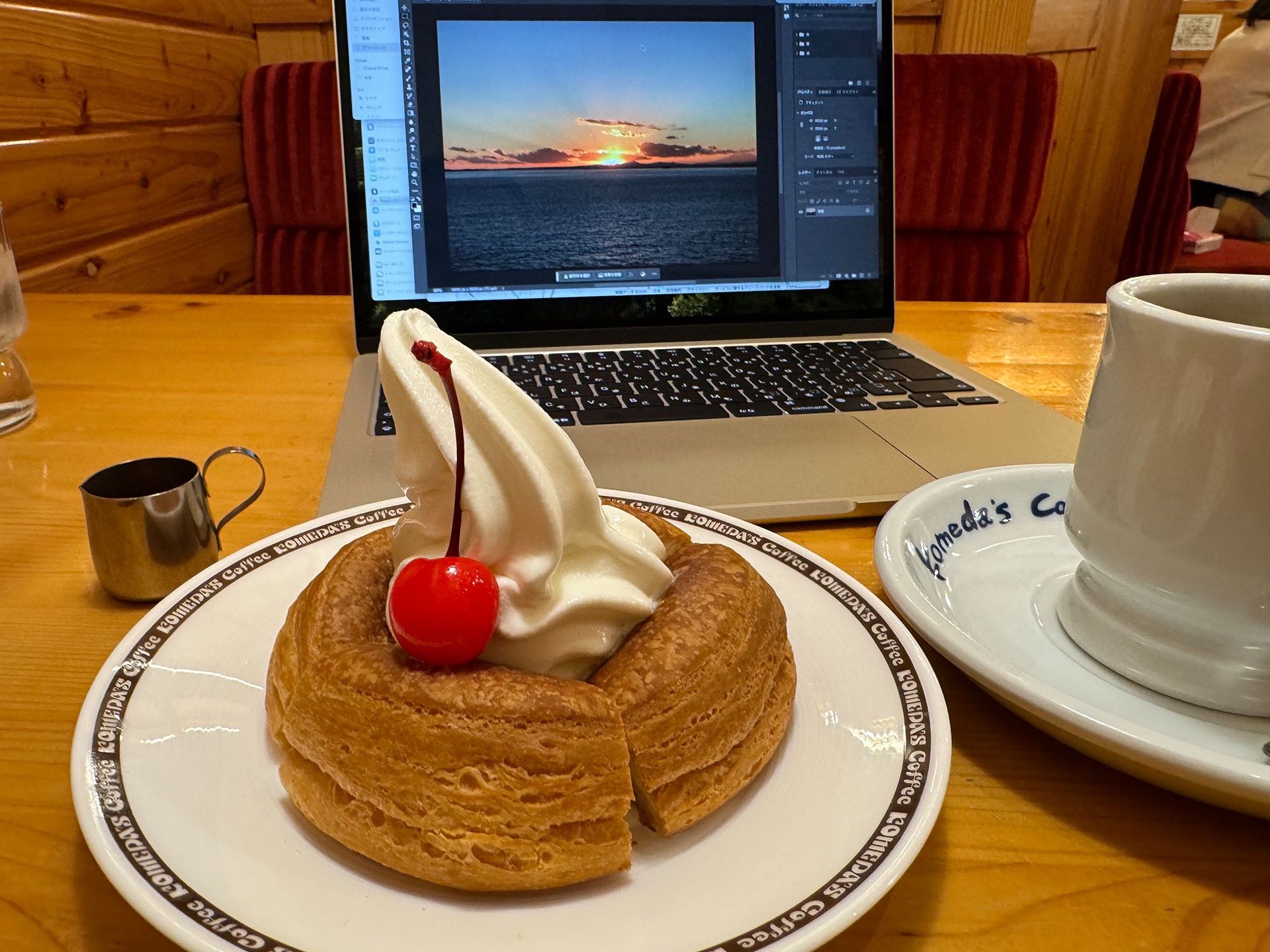 ミニっつってもけっこーデカいなシロノワール！　ミニで422kcalもある(シロップをすべて含めた数値)！　普通サイズのデカいシロノワールは933kcalだゼ(シロップをすべて含めた数値)！