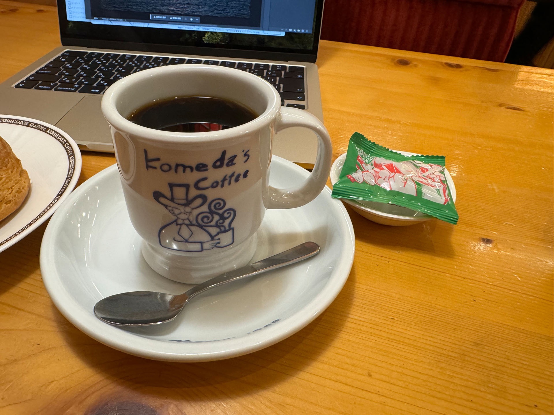 珈琲もたっぷりめ。豆菓子付き。