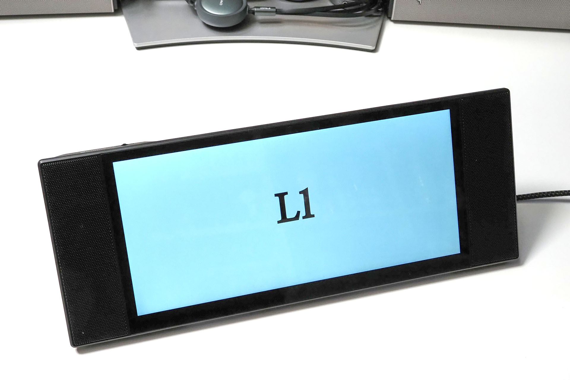 電源を入れると「L1」と表示される。画面サイズは12.3インチでアスペクト比は16:7。解像度は最大1920×860ピクセル。リフレッシュレートは60Hz。IPSパネルで発色もそこそこ良好で視野角も広め。WindowsでもmacOSでもタッチパネルとして機能する。