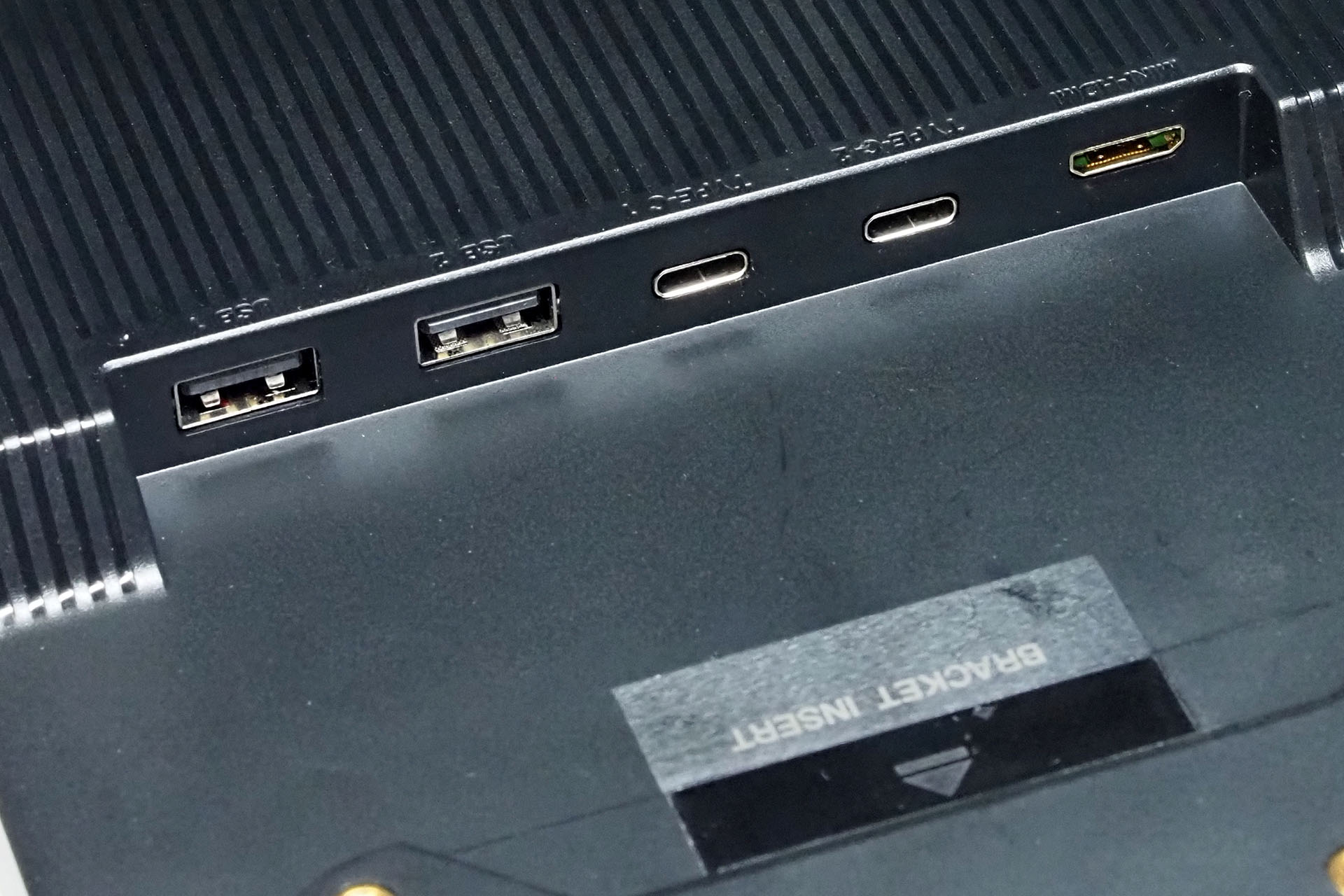 本体左側の裏には、5つのポート（USB-A×2、USB-C×2、miniHDMI）がある。USB-C入力は5-20V/3.5Aまで対応し、USB-C出力は5-20V/3Aまで対応。