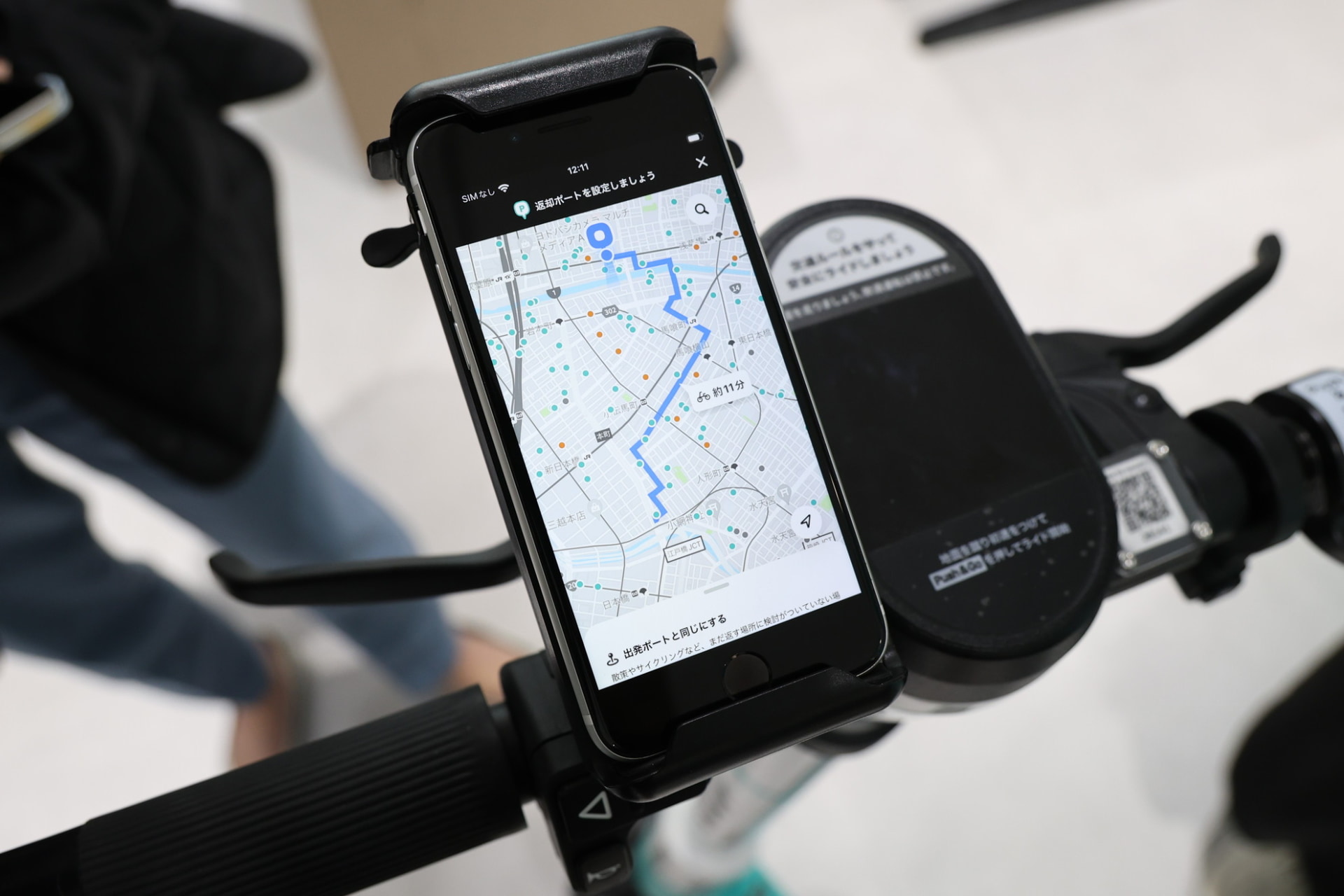 LUUPの電動キックボードにもスマートフォンホルダーが備えられている