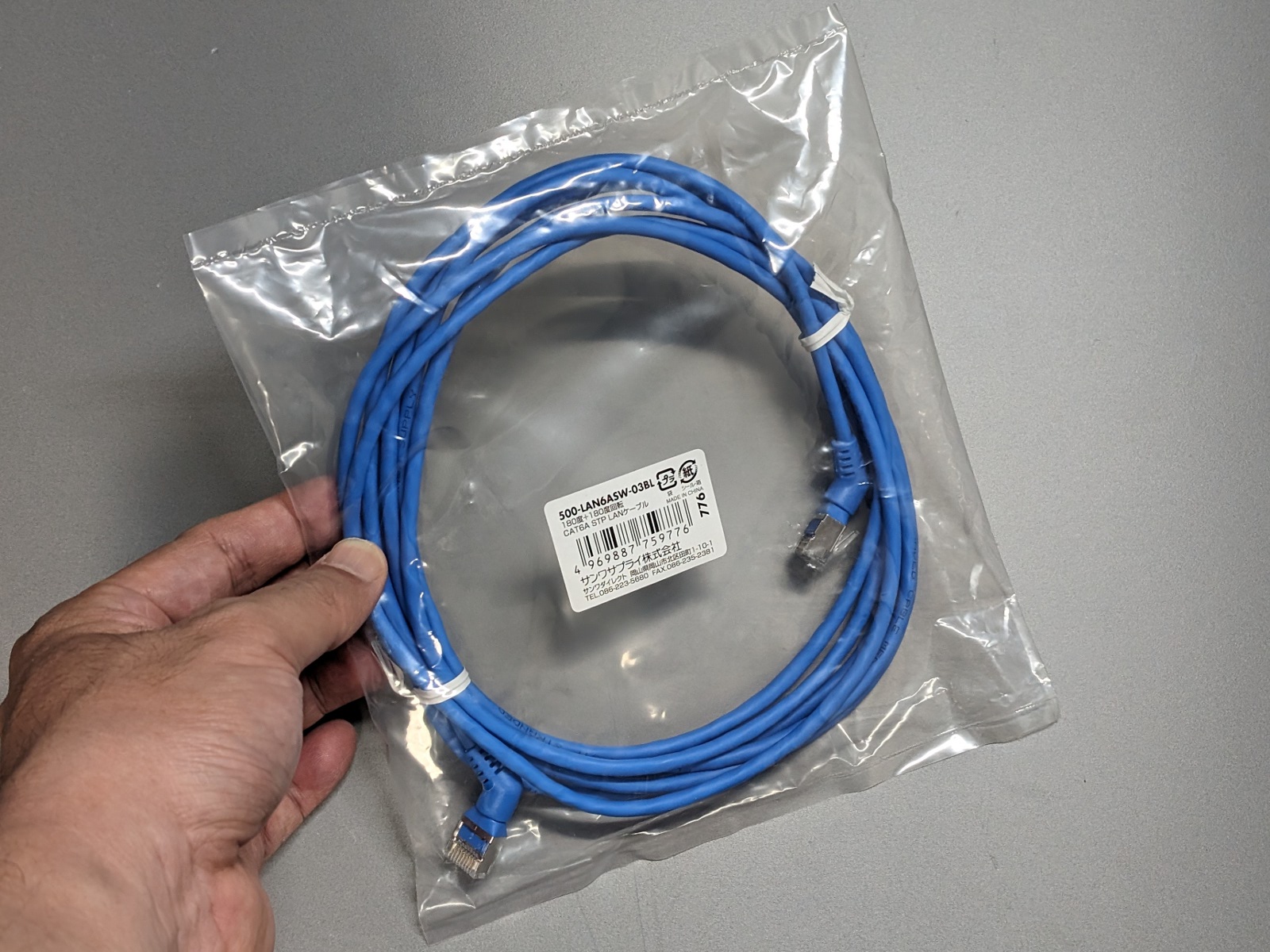 パッケージは簡素なビニールタイプ。規格はカテゴリー6A、今回購入したのは3m