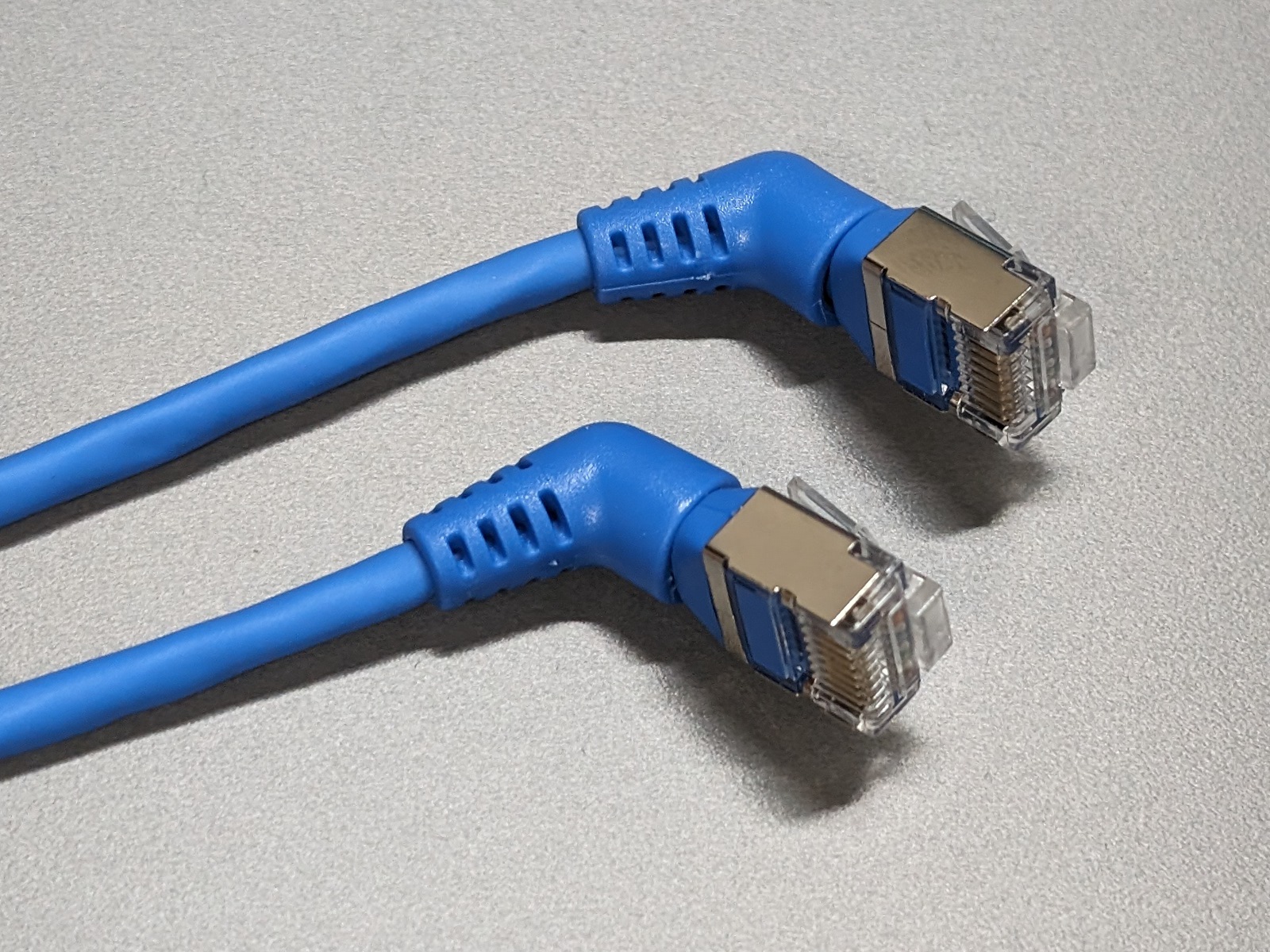 ケーブル根元のブーツが「く」の字、角度で言うと120度程度曲がっているのが特徴