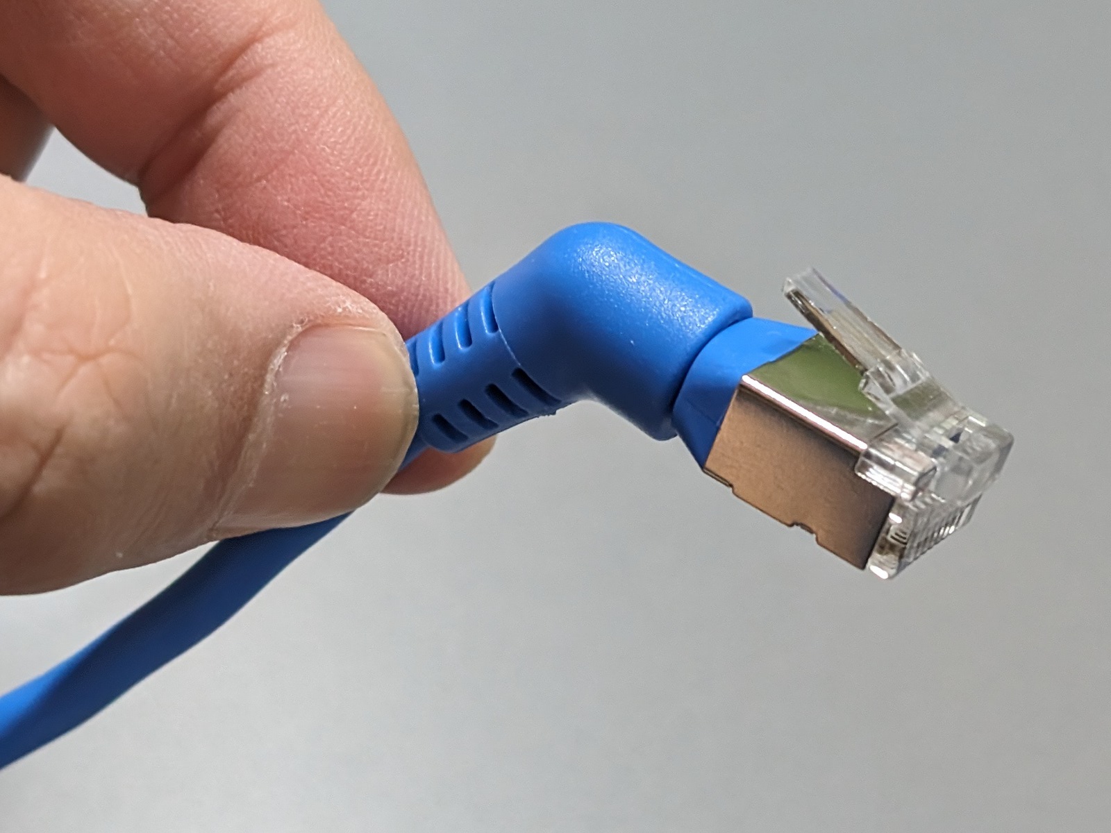 ブーツ部分を指でつまみ、RJ45コネクター部をひねると…