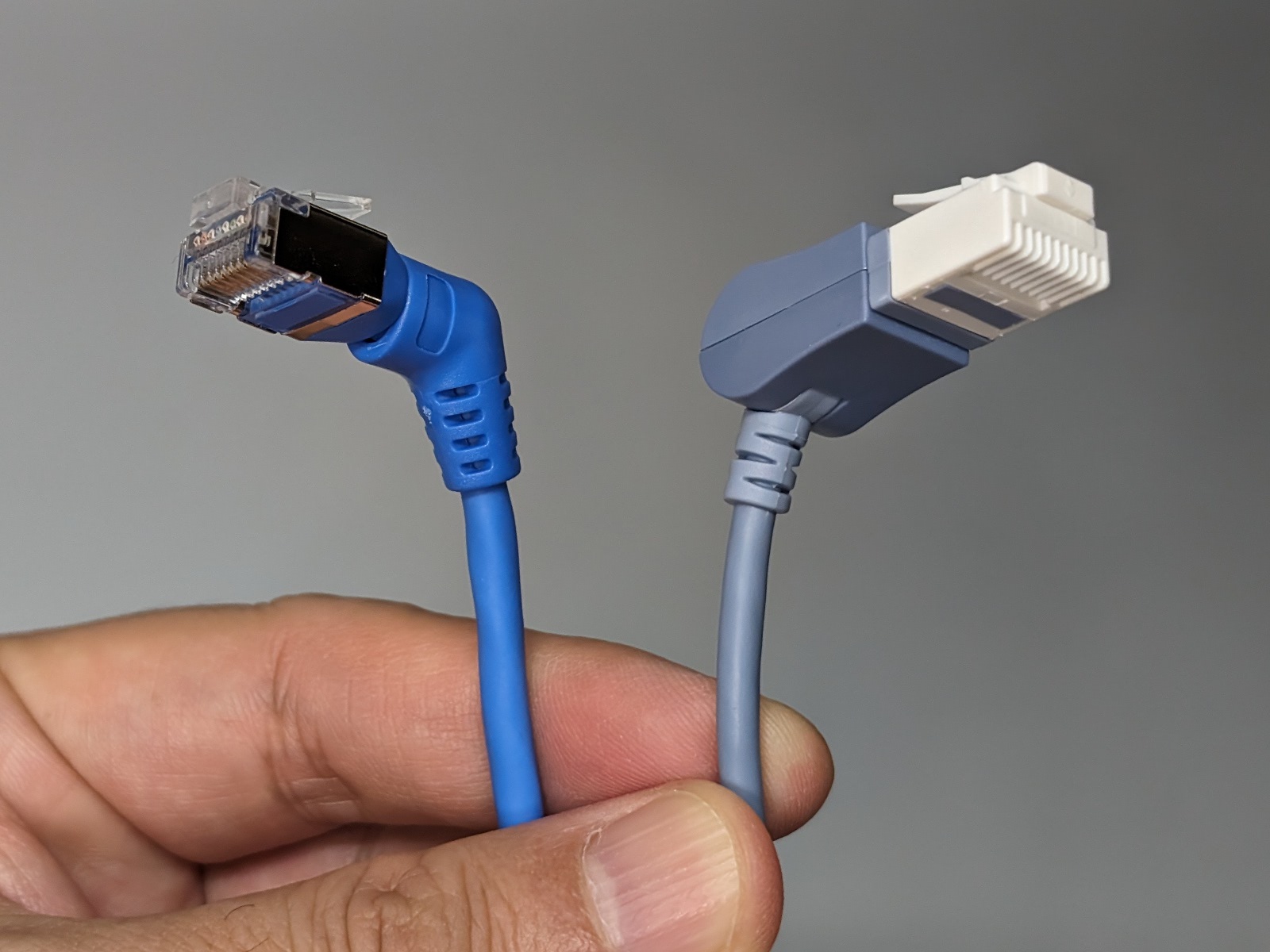 エレコム「LD-GPATSW」（右）は、水平もしくは垂直のどちらかにスイングする構造。本製品（左）とはある意味で対照的だ