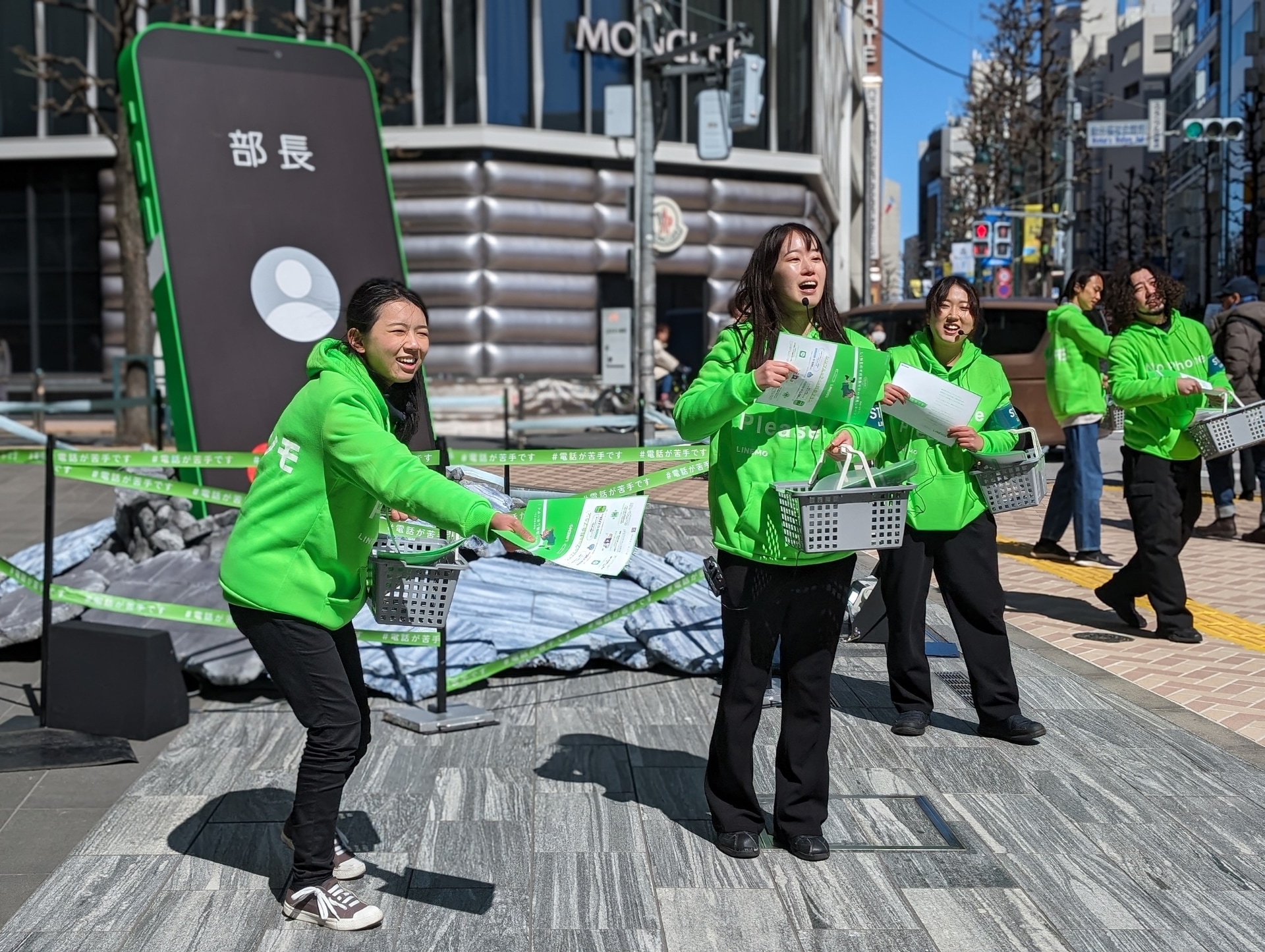 ビラ配りをするスタッフ