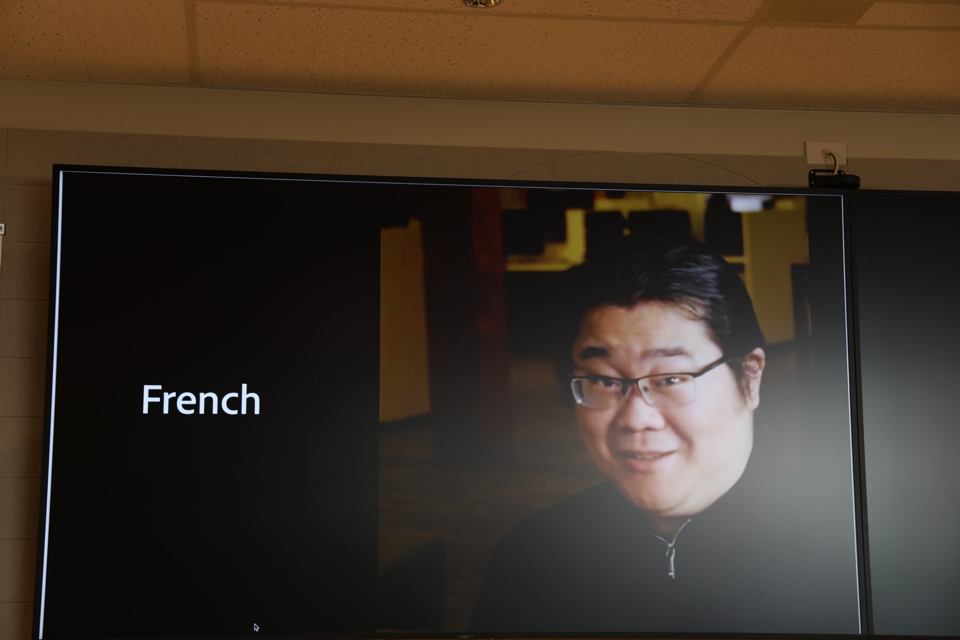 映像を選んで言語を選択すると、マルチ言語で翻訳し、同様の声色による音声と、それに合わせた口の動きを生成する