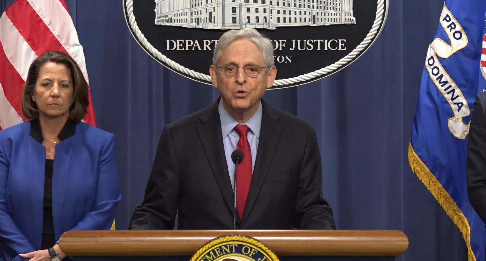 会見で訴訟について説明するメリック・ガーランド米国司法長官