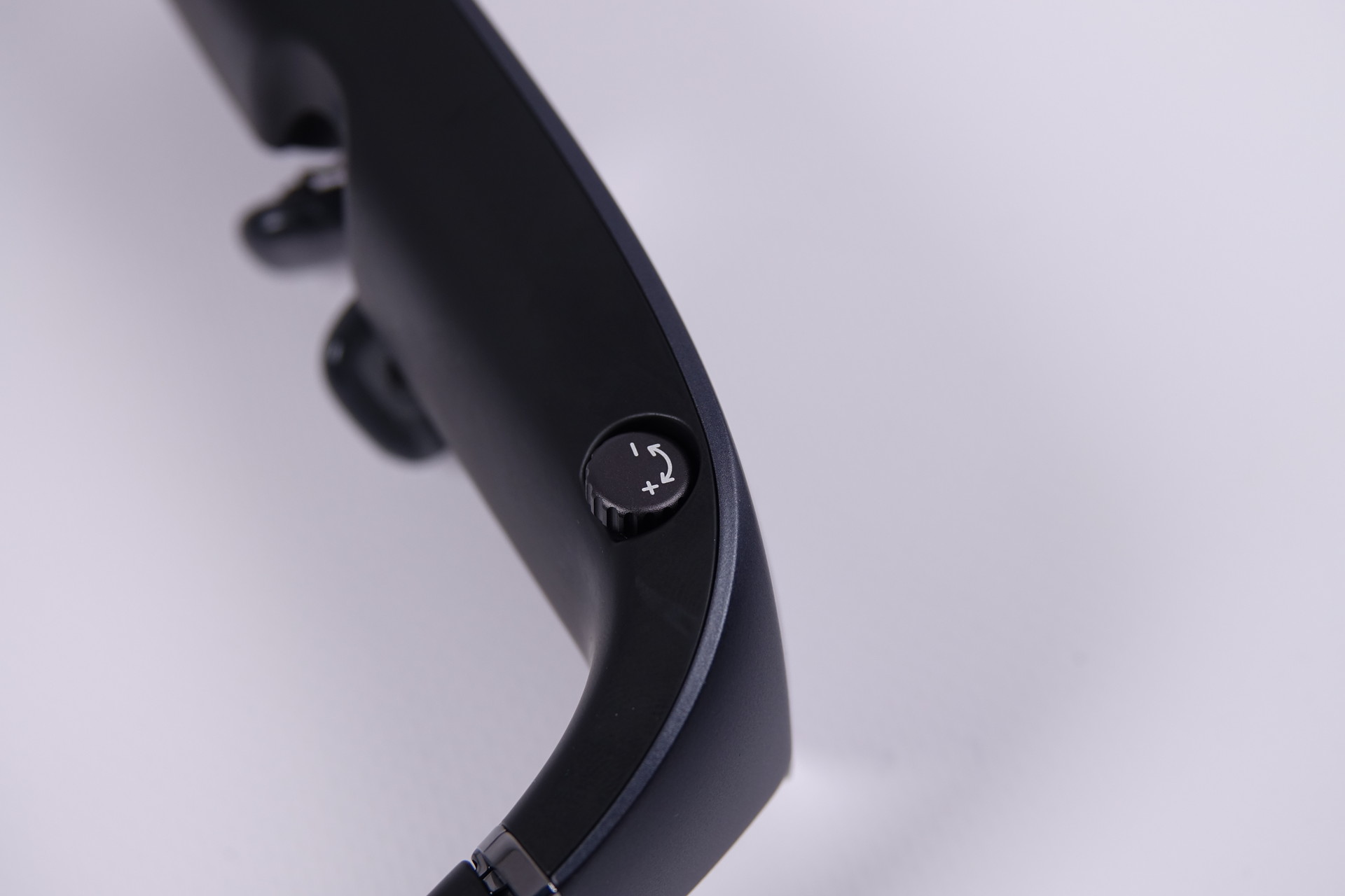 視度調整ダイヤル。左右のレンズに備わっている