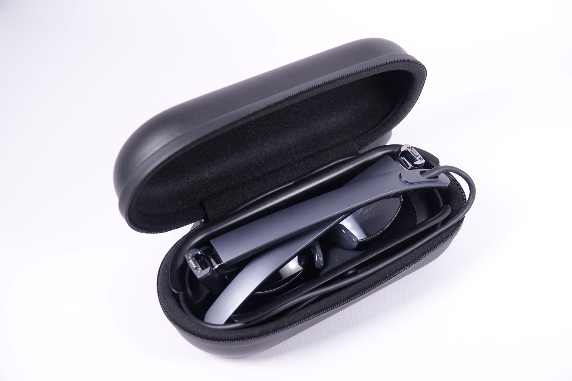 ケース。ケーブルを巻き付けてしまえるガイドが付属する