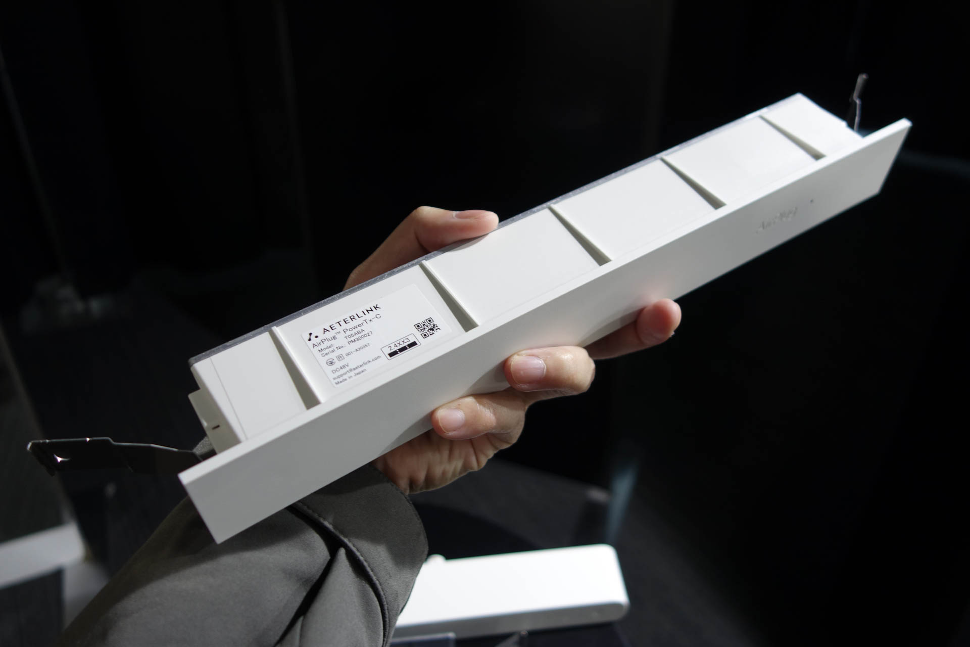 こちらは天井埋め込み型の送電機。天井パネルに穴を開けてはめ込む