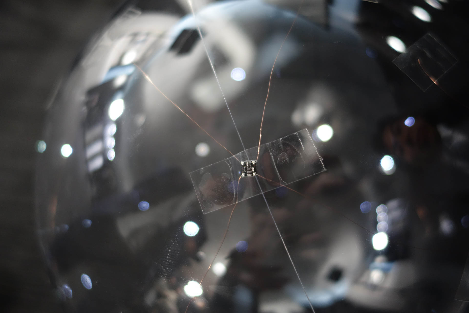 LED付きの整流回路はセロハンテープの幅の1/3くらいとかなり小さい