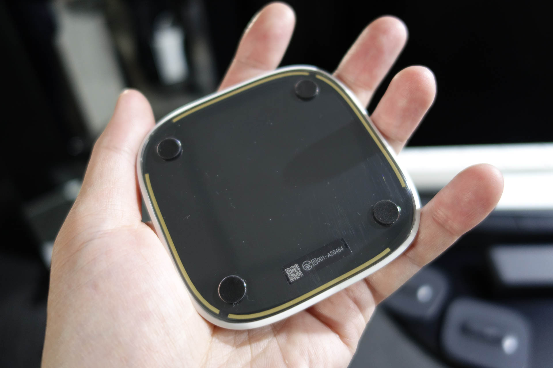 受電デバイスの底面。四隅にアンテナらしき線が見える