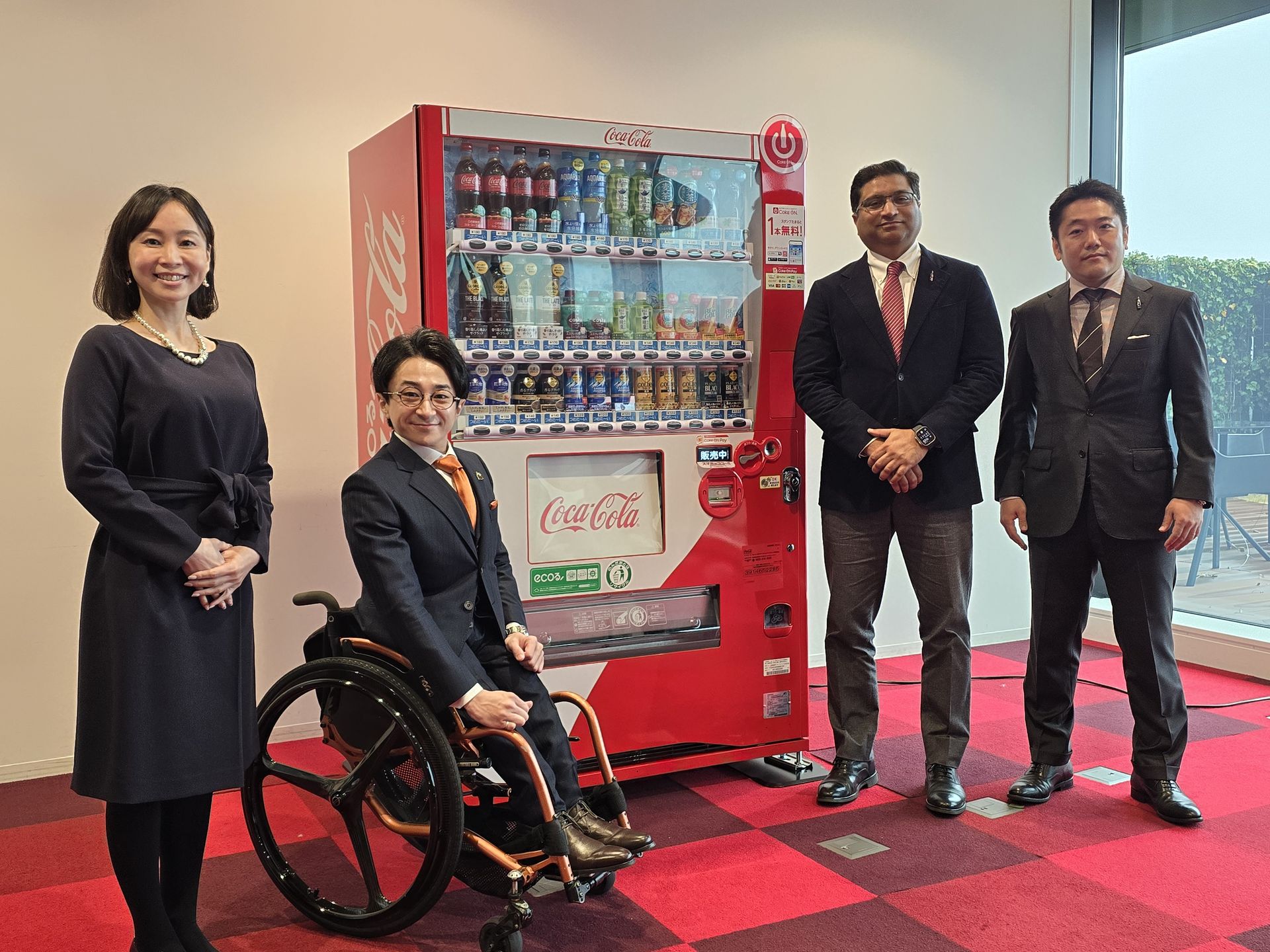 写真左から、日本コカ･コーラ 広報・渉外＆サスティナビリティー推進本部 副社長 田中美代子氏、ミライロ 代表取締役社長 垣内俊哉氏、日本コカ･コーラ ベンディングオペレーション バイスプレジデント レハン・カーン氏、日本コカ･コーラ マーケティング本部 IMX事業本部 デジタルプラットフォーム部 ディレクター 宇川有人氏