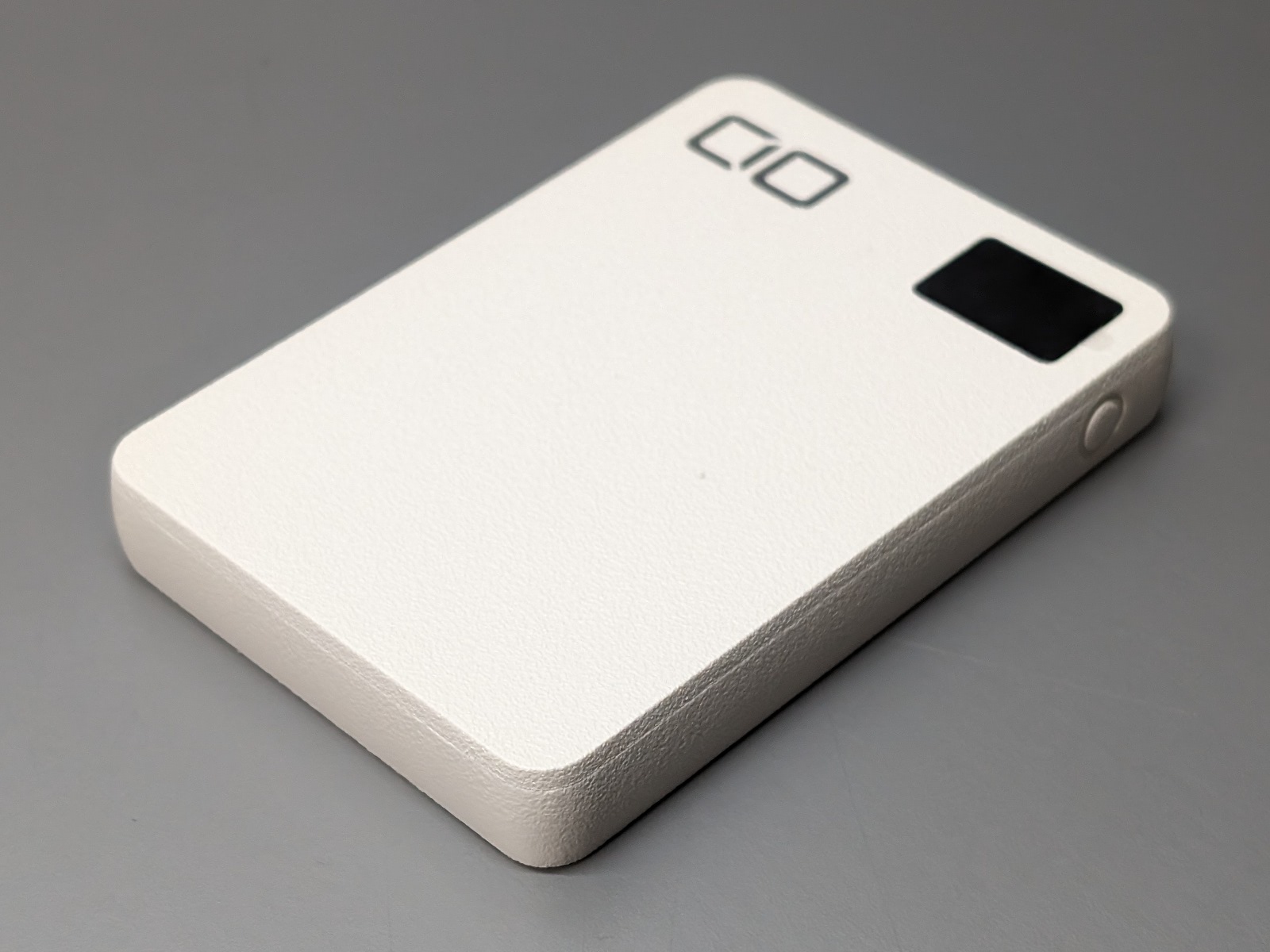 製品外観。表面は独自のシボ加工で、バッグの中で手探りでもほかのデバイスとの区別がつきやすい