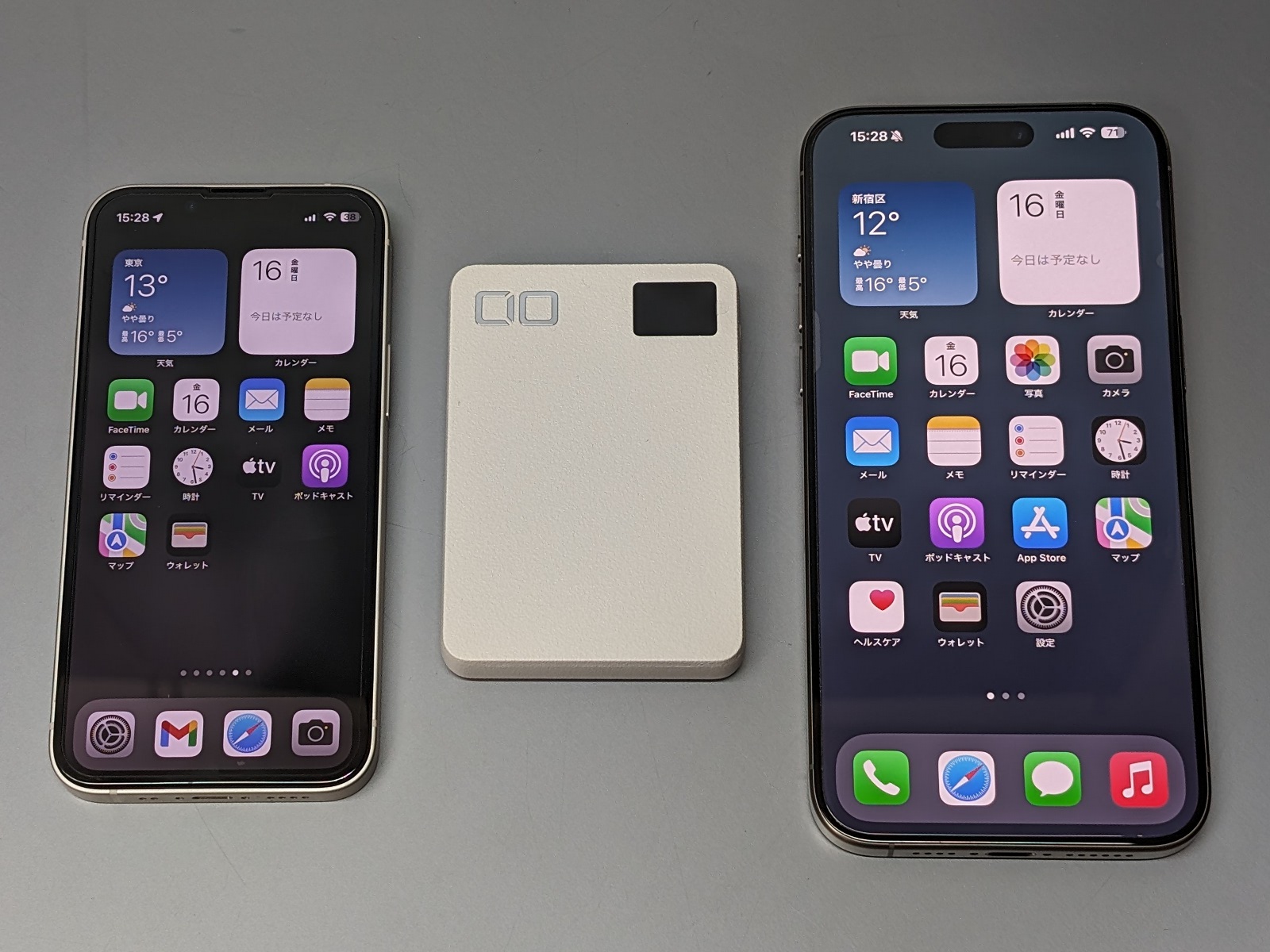 iPhone 13 mini（左）、iPhone 15 Pro Max（右）との比較。コンパクトさがよく分かる