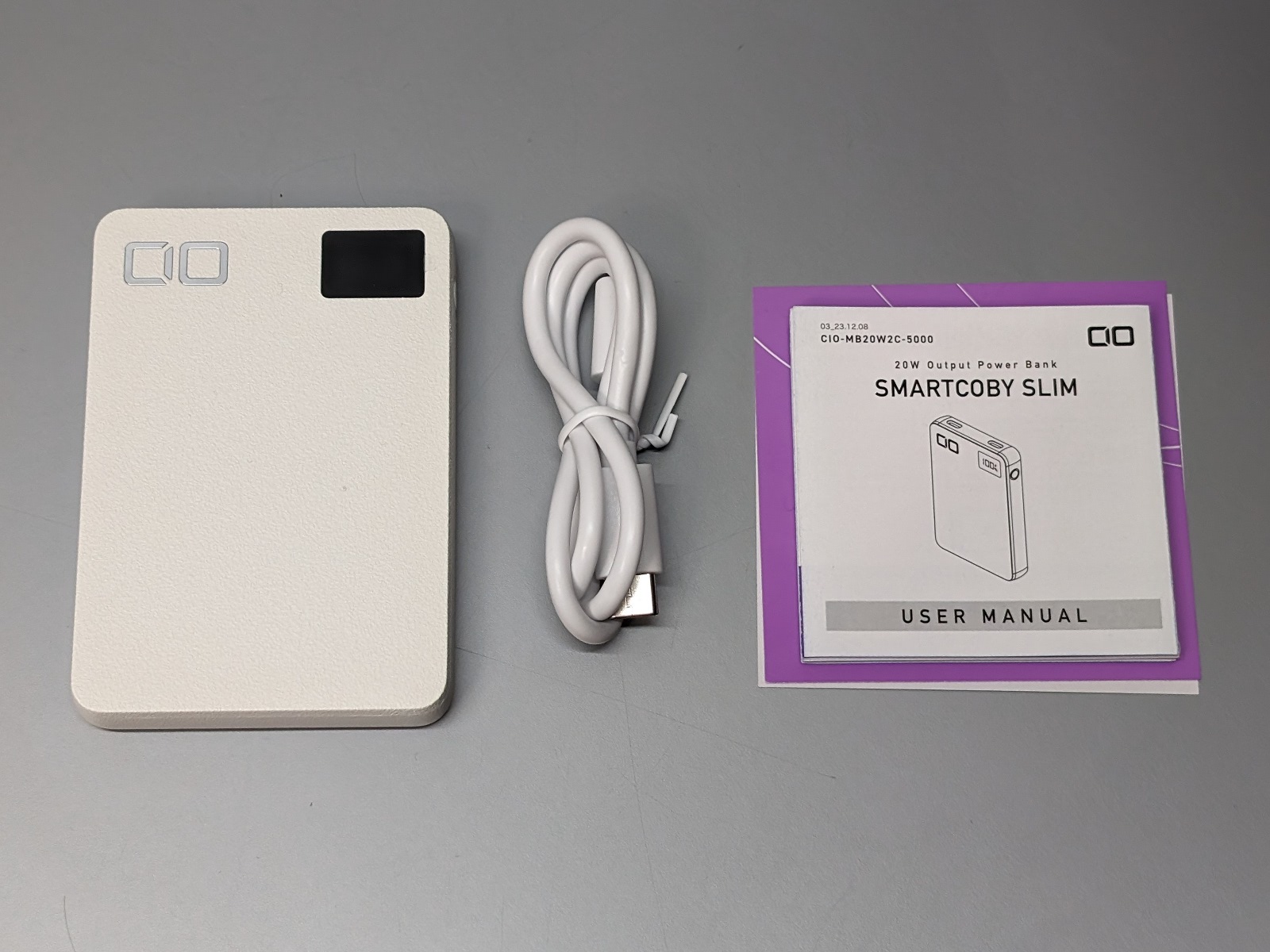 付属品はUSB Type-Cのショートケーブルとユーザーマニュアルのみ