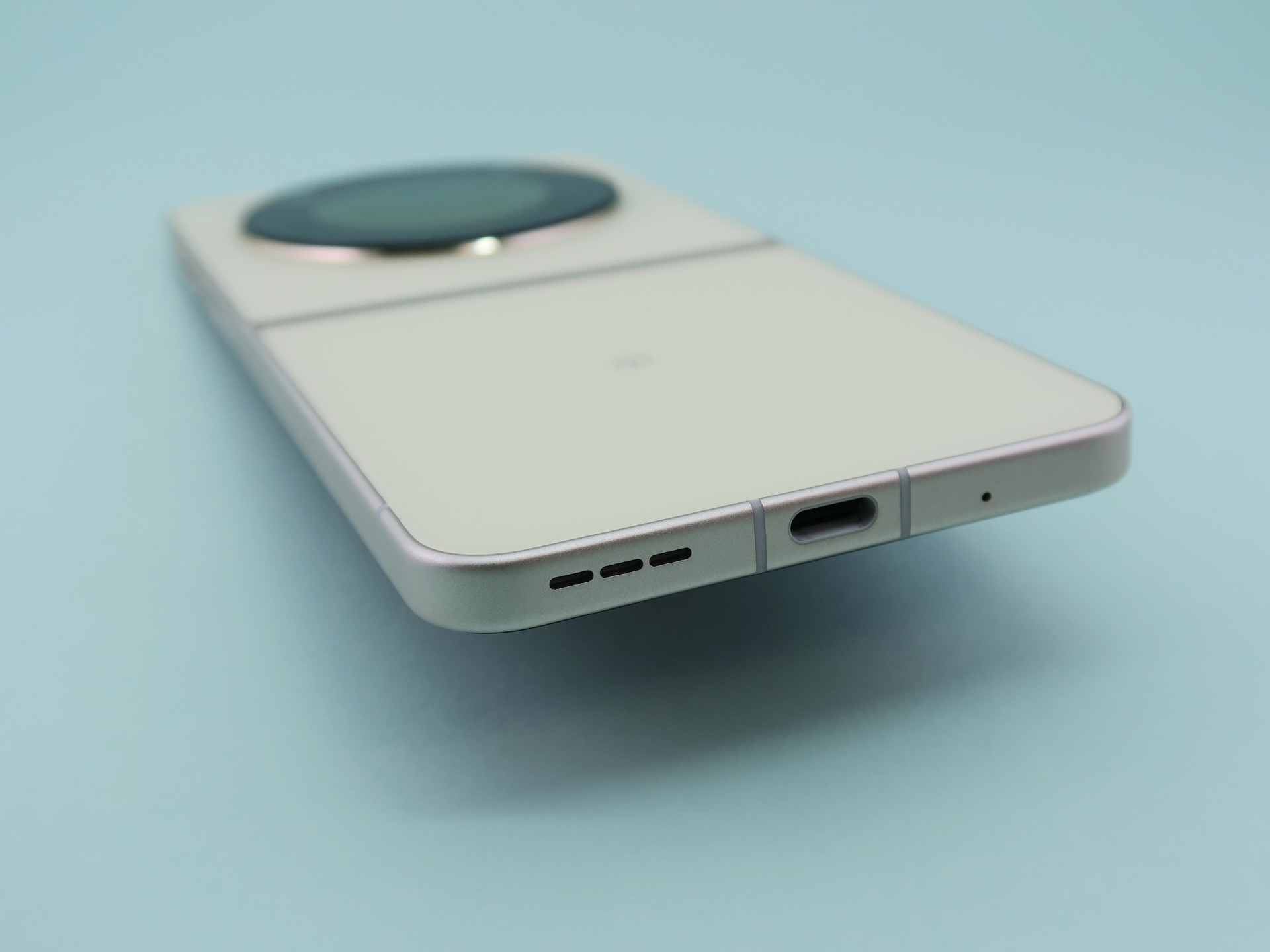 本体下部にはUSB Type-C外部接続端子を備える。3.5mmイヤホンマイク端子は備えられていない