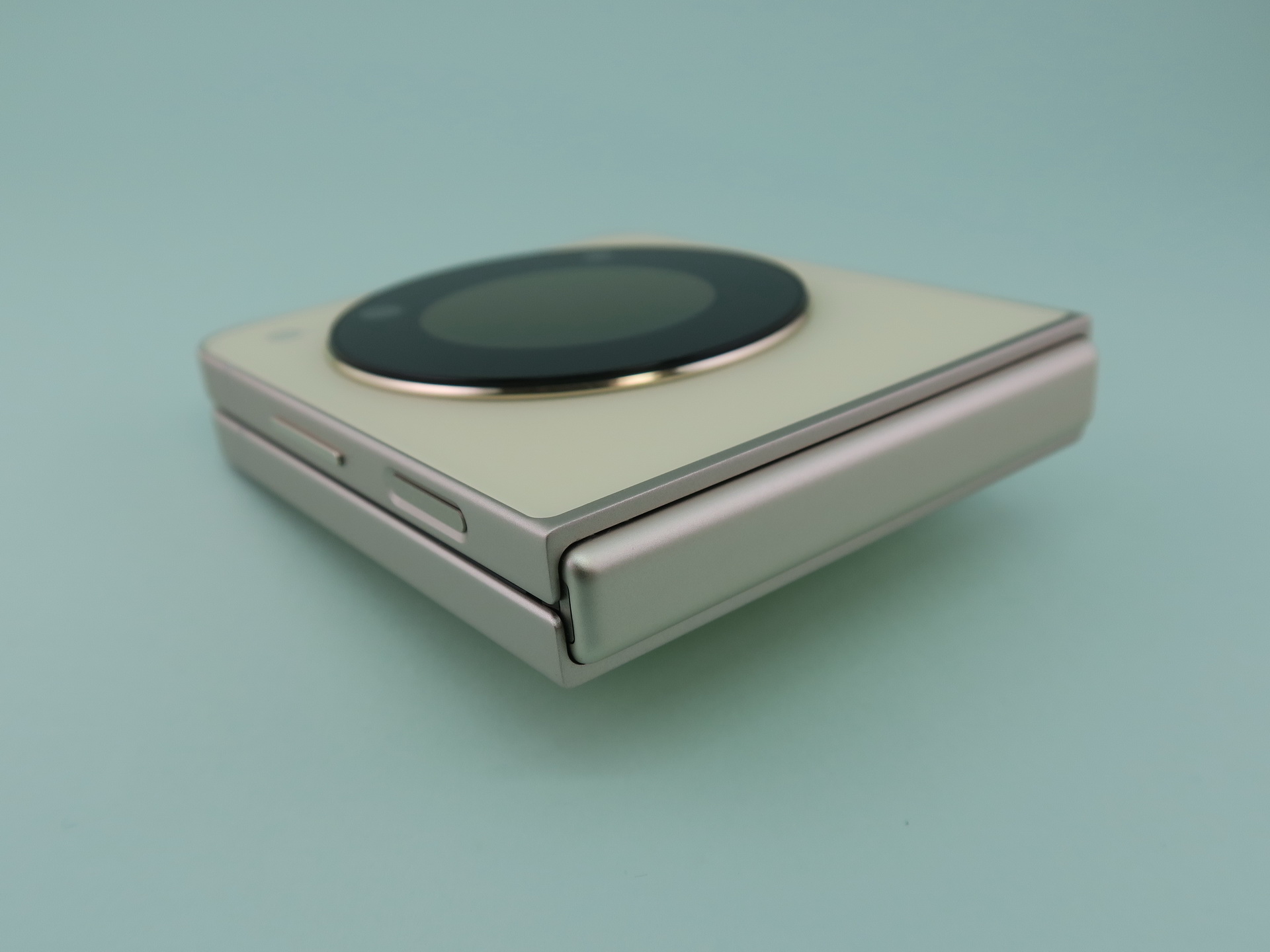 端末を閉じた状態のヒンジ部分。金属パーツで覆われ、剛性感は十分にある。ただし、両側面との合わせ部分にはわずかに隙間があるため、ゴミや水の侵入には気をつけたい