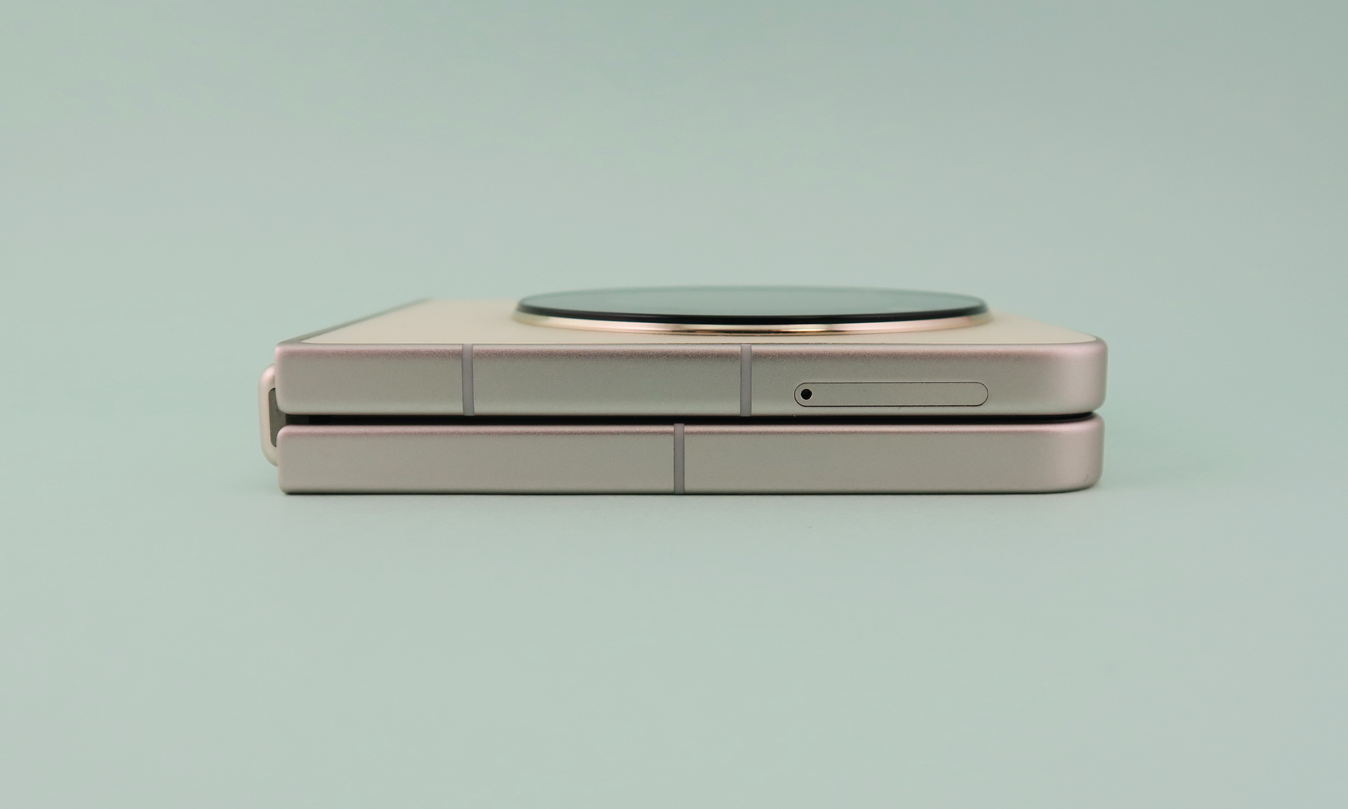 端末を閉じた状態での左側面。上下筐体はぴったりと合わさっている。上筐体にはピンで取り出すタイプのSIMカードトレイを備える