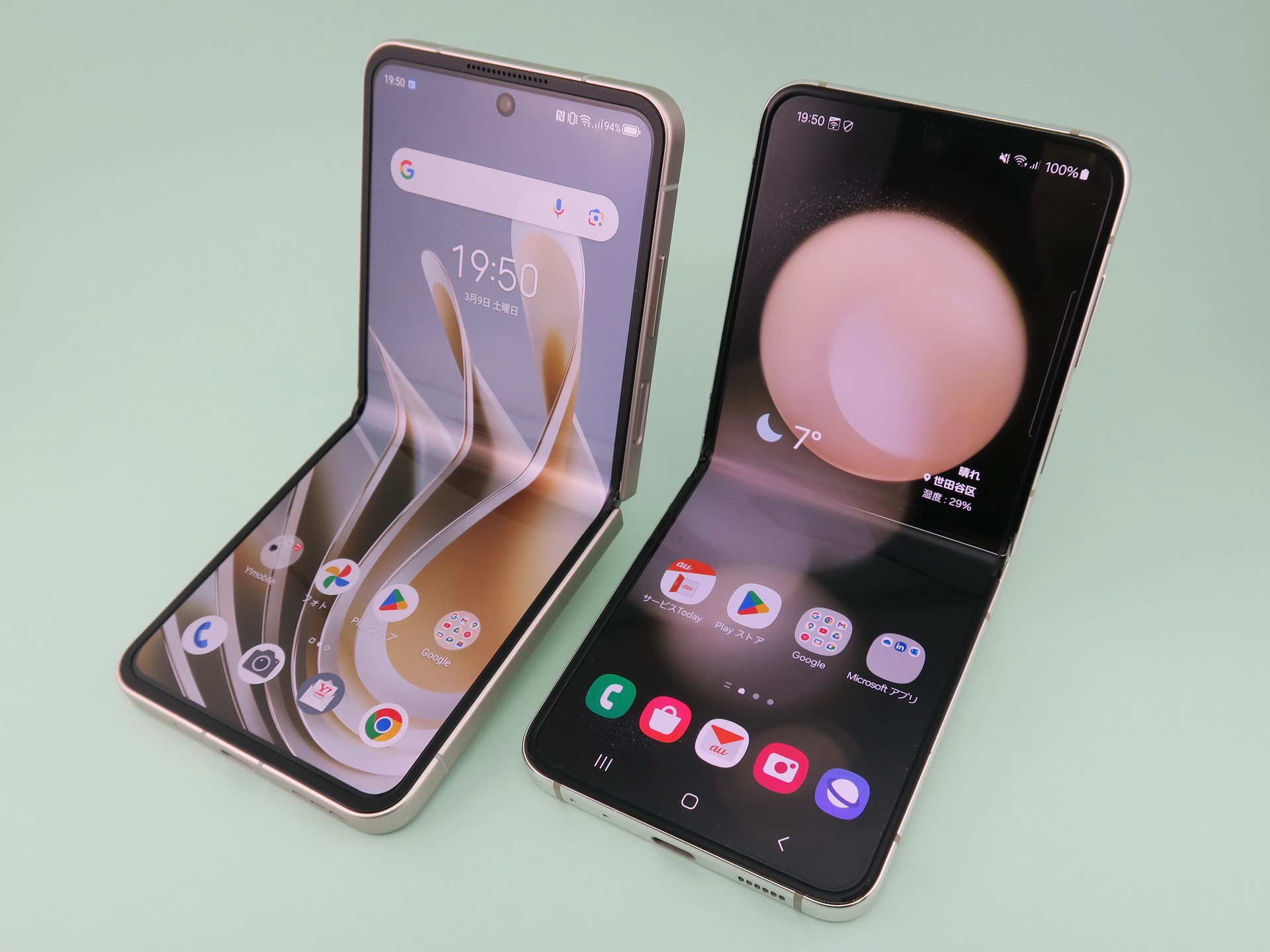 「Libero Flip」（左）と「Galaxy Z Flip 5」（右）の開いた状態。ボディサイズも中央部分のディスプレイの折り目もそれほど大きな差はない