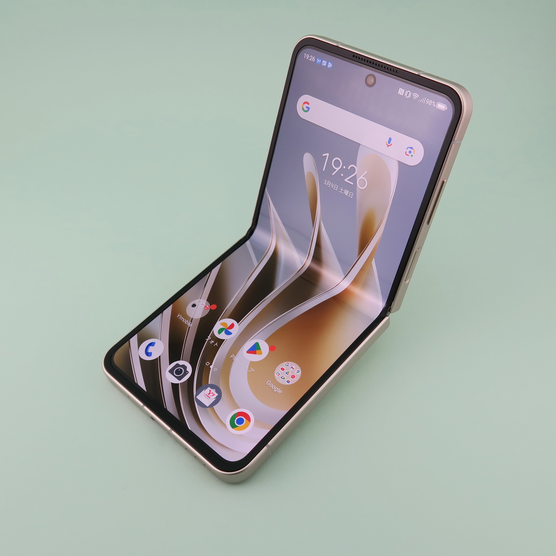 ワイモバイル／ZTEジャパン「Libero Flip」、開いた状態：76mm（幅）×約170mm（高さ）×7.3mm（厚さ）、閉じた状態：76mm（幅）×約88mm（高さ）×15.5mm（厚さ）、約214g（重さ）、ゴールド（写真）、ホワイト、ブルーをラインアップ