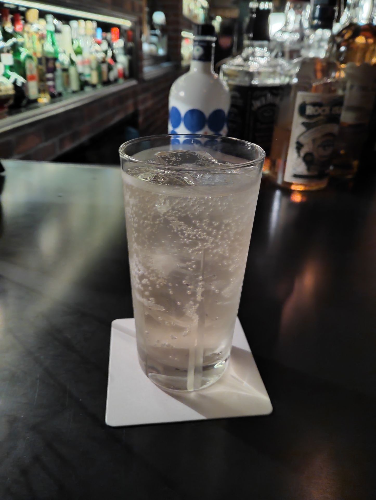 薄暗いバーで撮影。被写体（ハイボール）の影響もあるが、駅の夜景と違い、今ひとつ色味に華やかさが足りないかもしれない