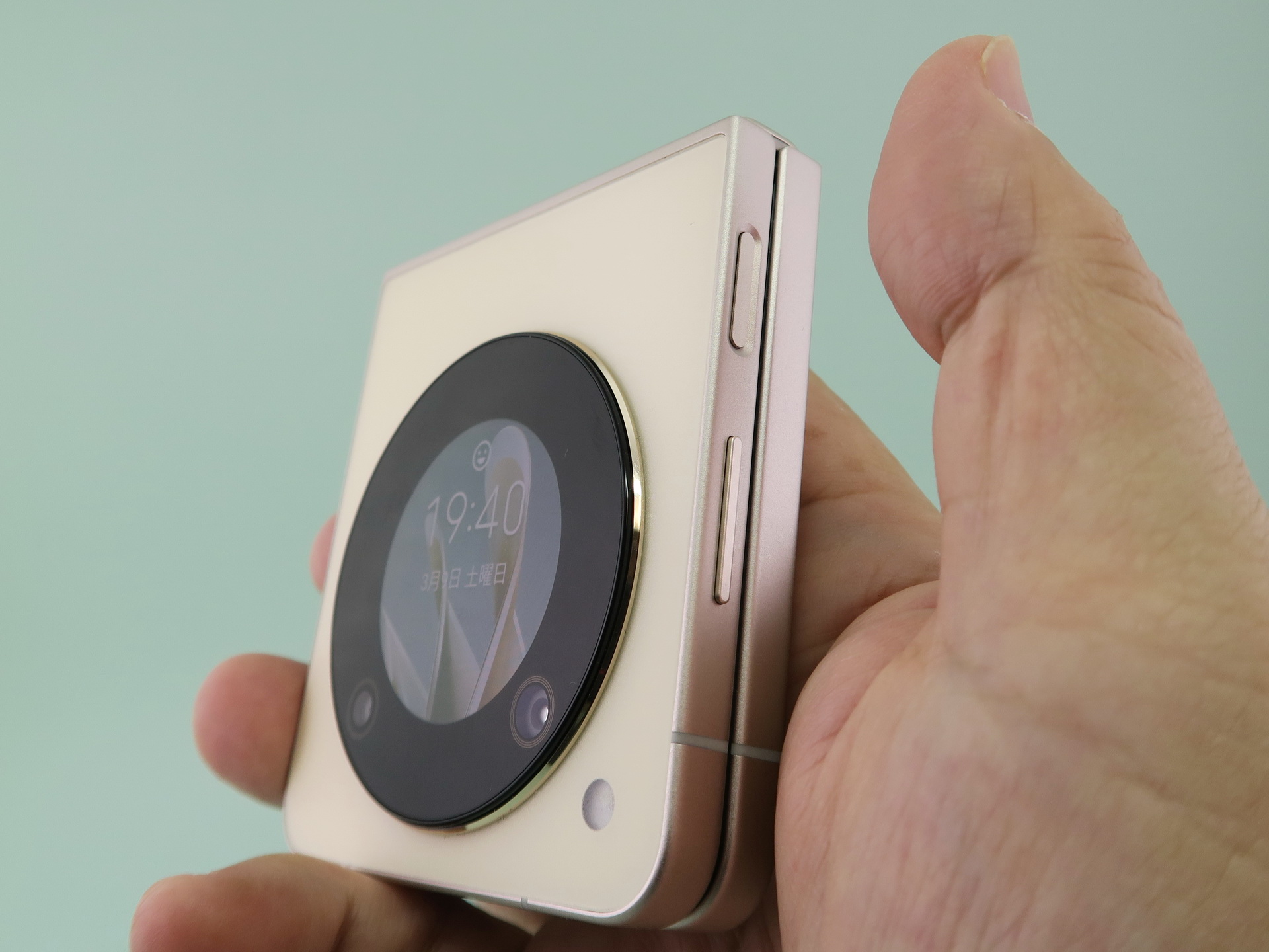 側面に備えられた電源キーに指紋センサーが内蔵されていて、指先でタッチすれば、すぐにロック解除ができる