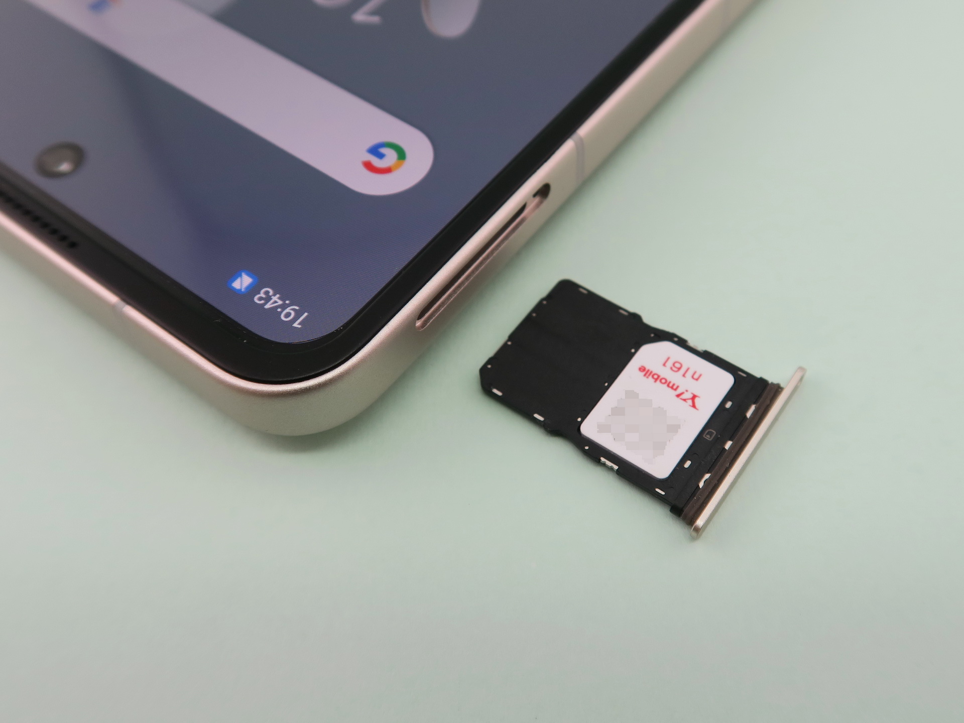 端末の上筐体の左側面にピンで取り出すタイプのSIMカードトレイを備える。トレイにはnanoSIMカード1枚のみを装着可能