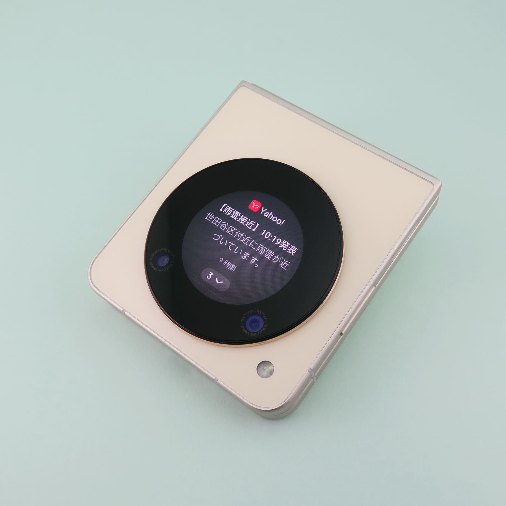 サブディスプレイにはスマートフォンからの通知が表示される。Yahoo!アプリの天気の通知なども表示される