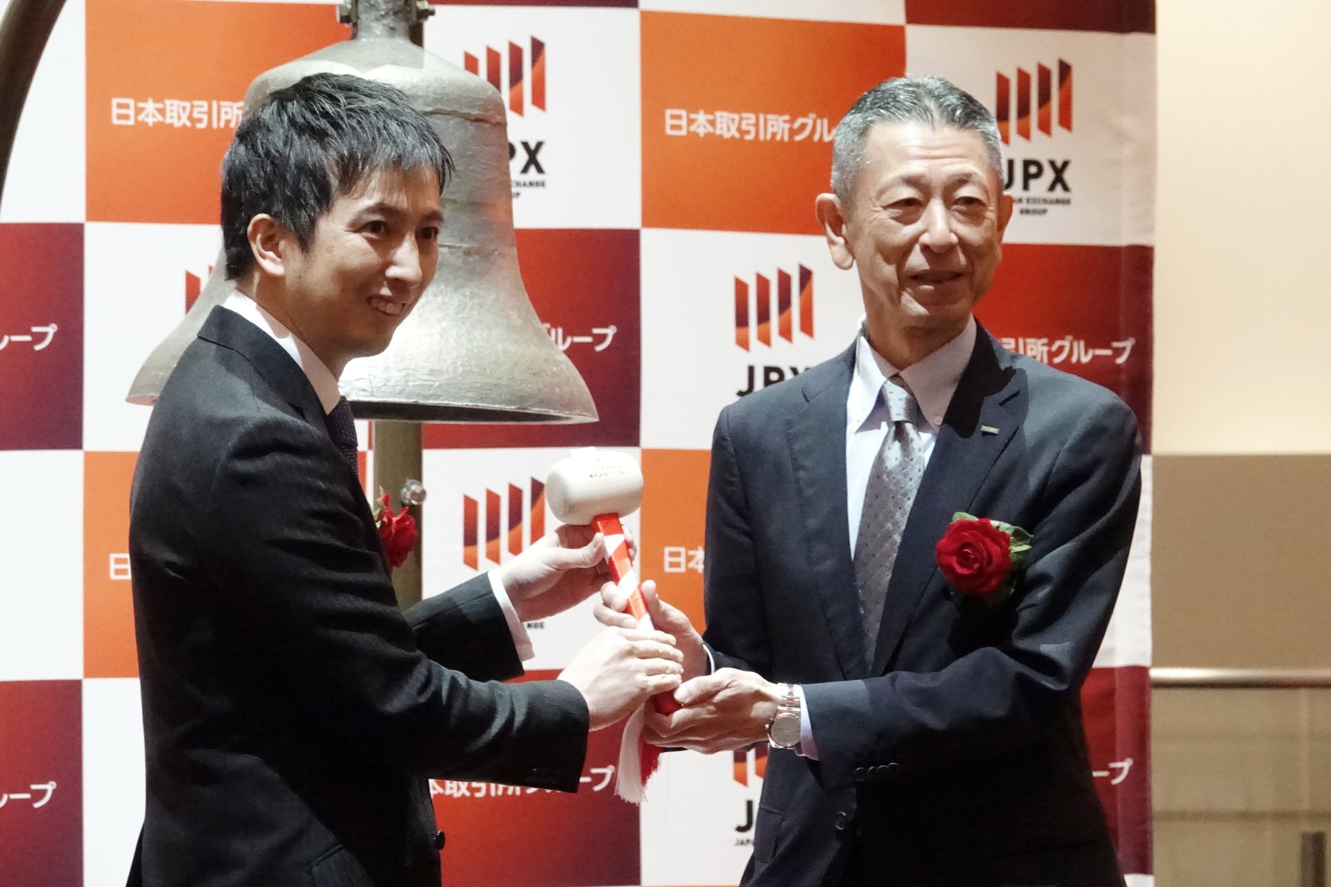 左：ソラコム 執行役員 日本事業責任者 VP of Japan Regionの齋藤洋徳氏、右：KDDI 取締役執行役員専務の桑原康明氏