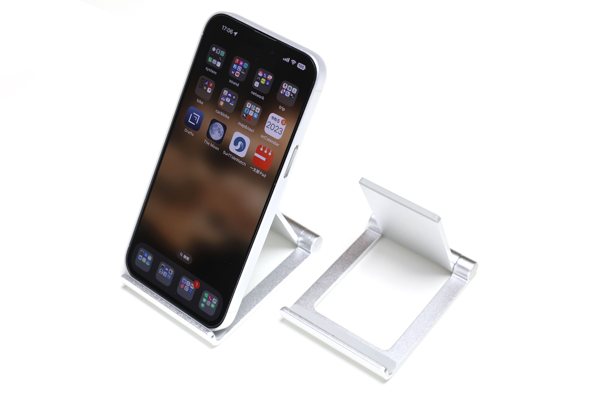 MaxサイズのiPhoneを置いた様子。