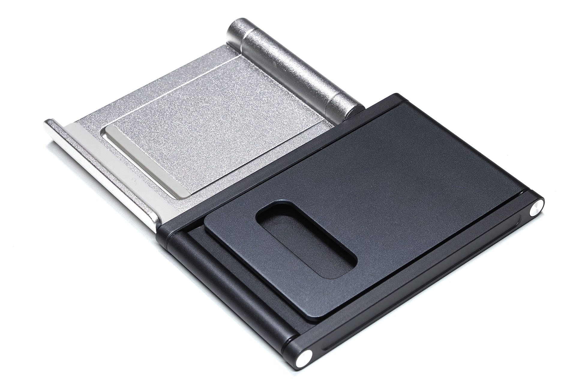 愛用中の200-STN027Sと、新たに買った200-STN075。たたんだ状態で比べると確かに200-STN075のほうが薄い。サイズも大きくは変わらない。ちなみに200-STN075の重さは約114g。