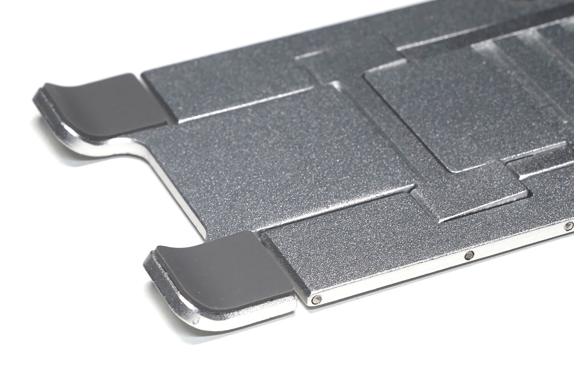 しかし端に少しカーブしたところがあり、これを厚みと捉えると8mmほどになる。とはいっても薄い〜♪