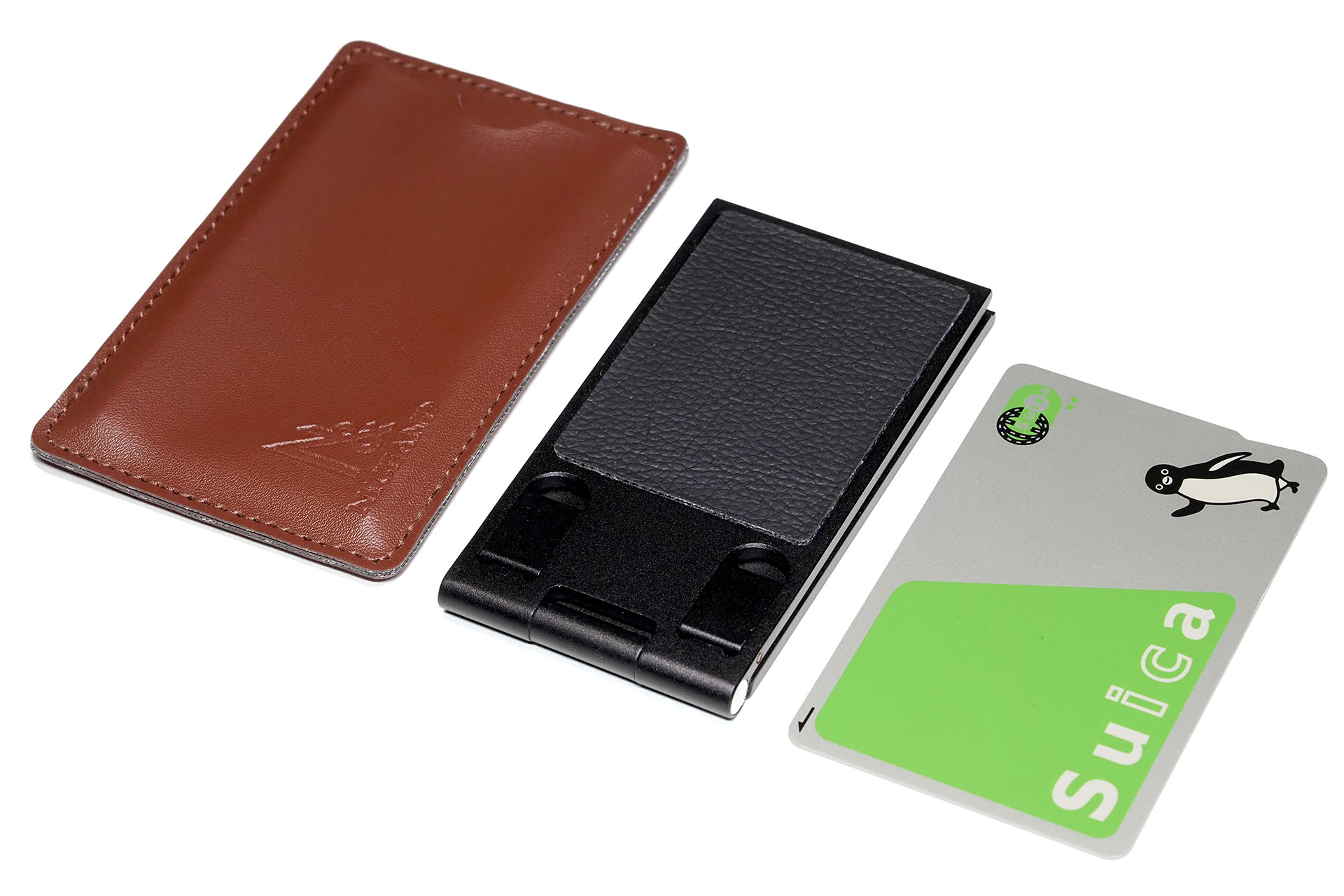 ほぼカードサイズ。厚さは実測値で7mm(最厚部)だった。合成皮革ケース付き。