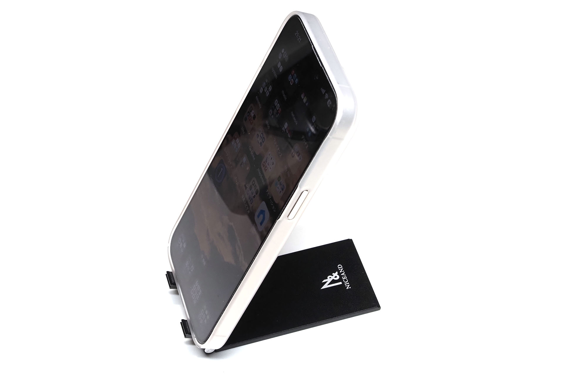 iPhone 15 Pro Maxを置いた様子。そこそこ安定する。ただしヒンジがやや柔らかめのため、強くタップすると傾いてしまう。