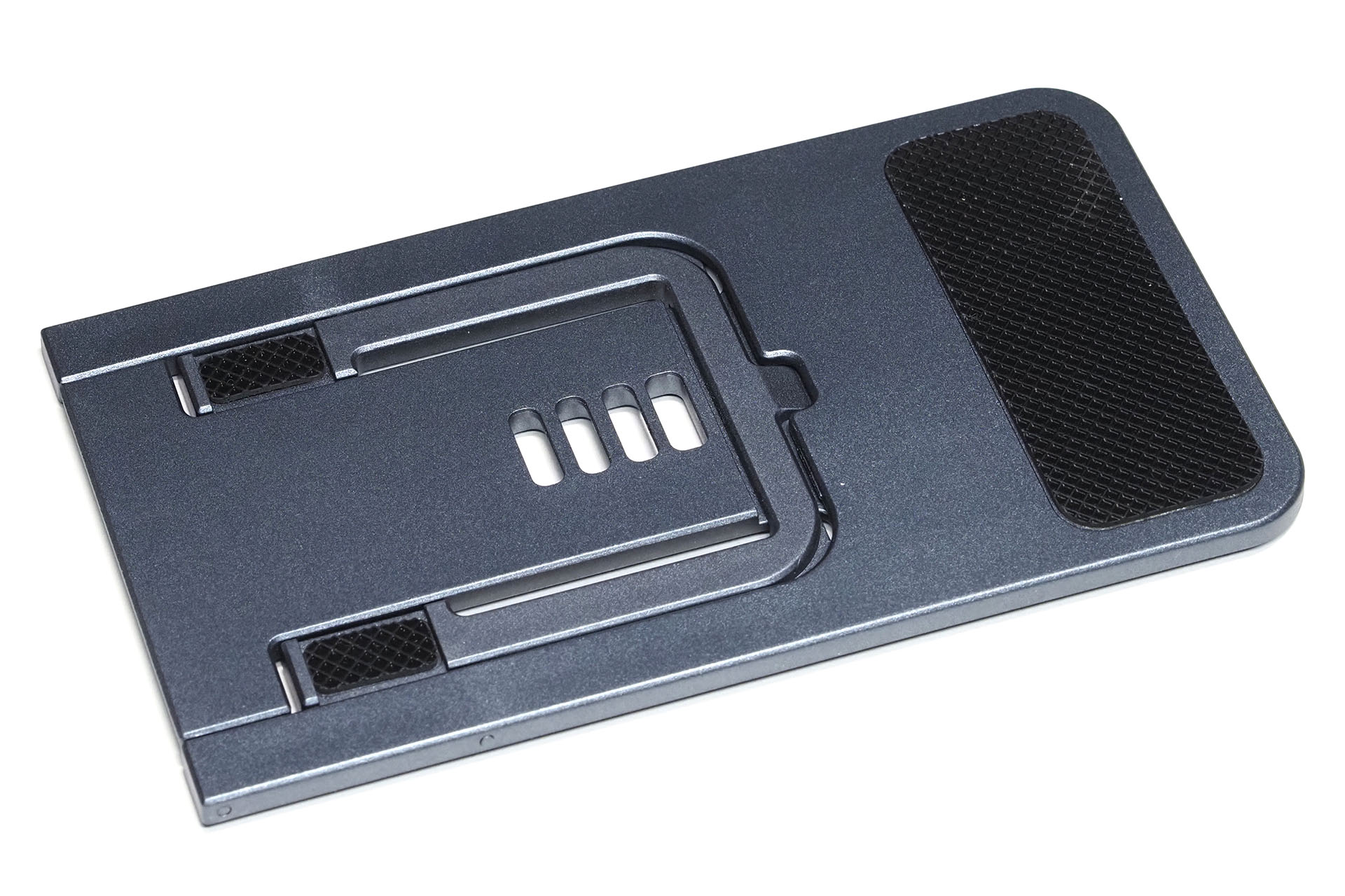 折りたたんだ状態。厚さは5mm弱(最厚部/実測値)。重さは43g。