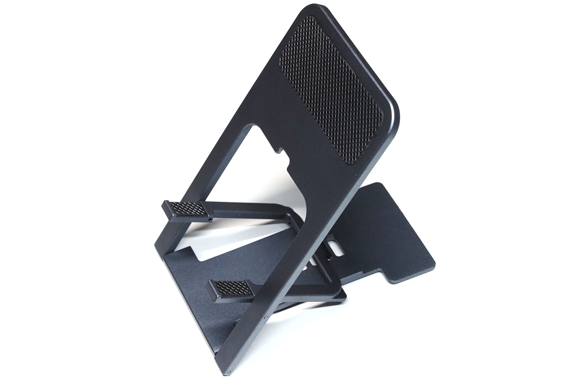 展開した様子。充電ケーブルを通せる隙間もある。角度は4段階に変えられる。滑り止めの効きがイマイチで、安定感がいまひとつ。