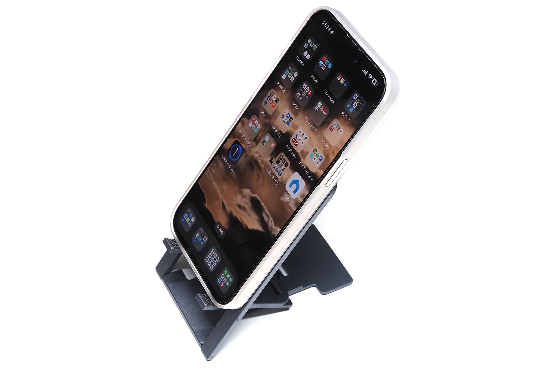 iPhone 15 Pro Maxを置いた様子。まずまず安定し、タップするとスタンドが動いてしまうほどは不安定でない。