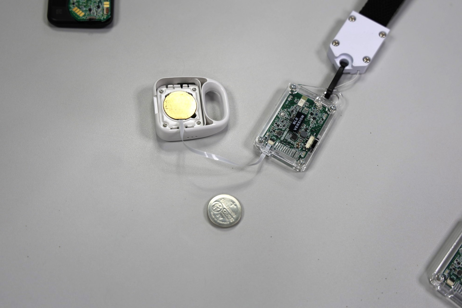 下の電池は実際のボタン電池。ボタン電池型の電極から電源を供給でき、既存のデバイスにも活用できる