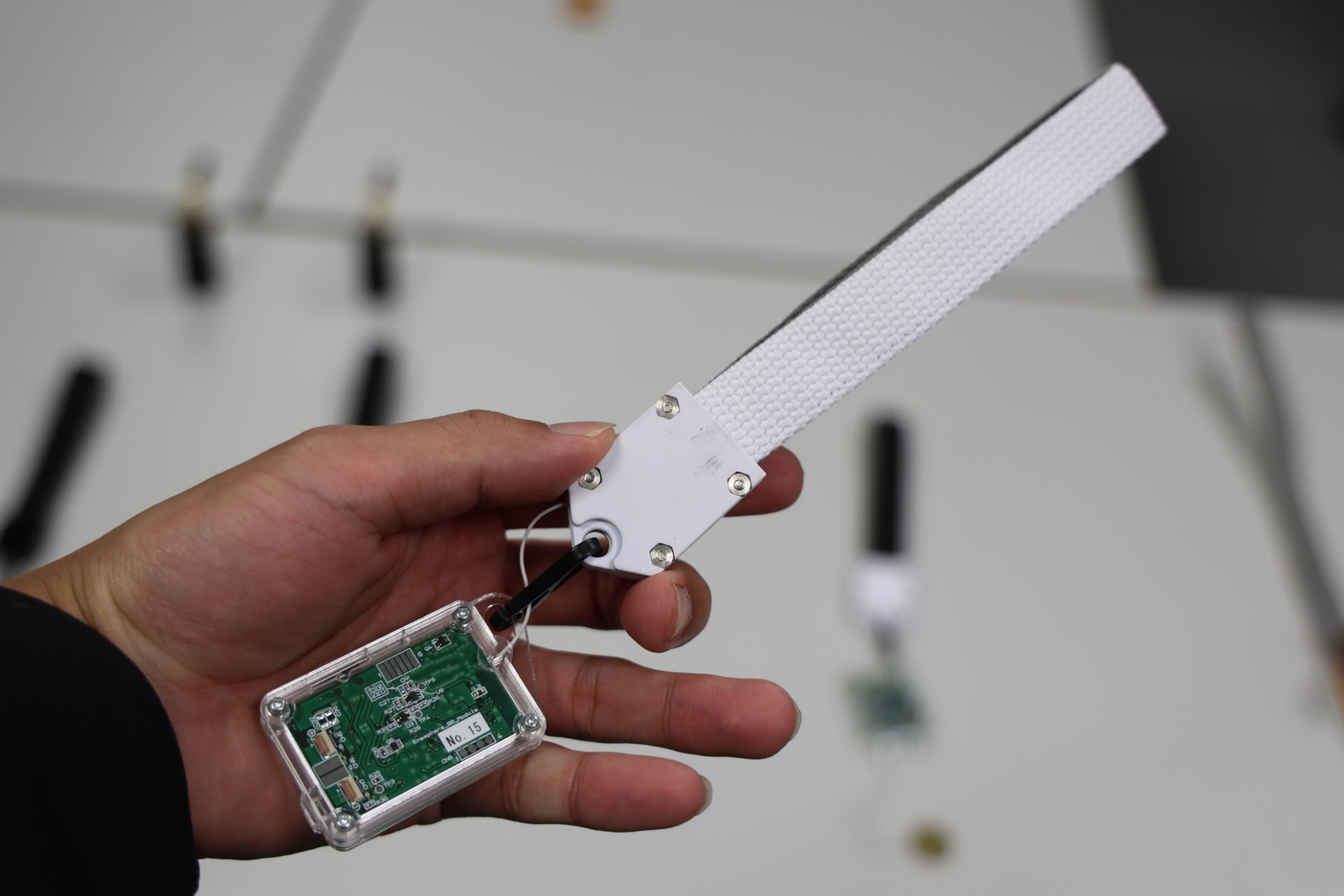 ストラップ型の受電装置とセンサー